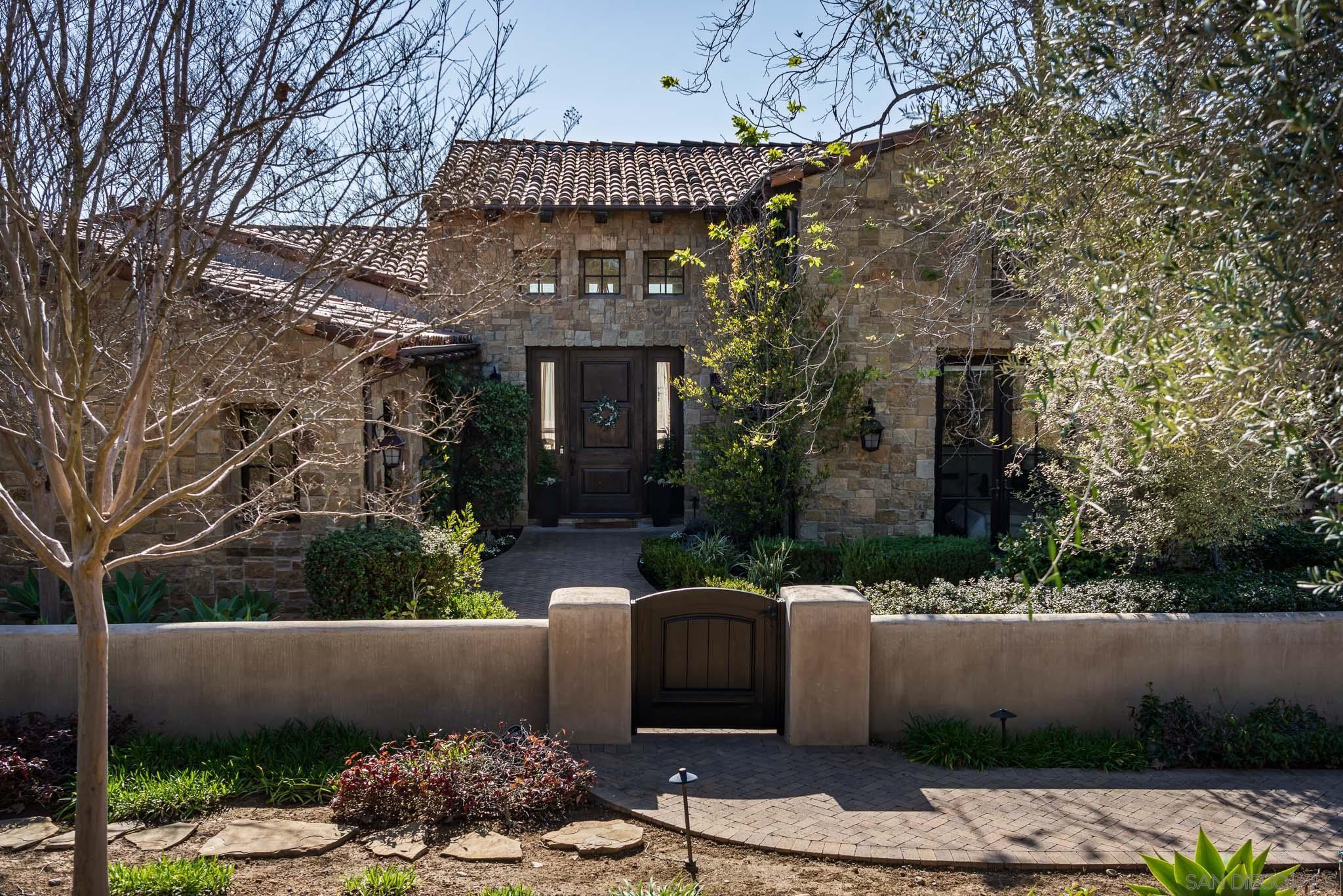 Detail Gallery Image 2 of 35 For 8145  Run of the Knolls, San Diego,  CA 92127 - 5 Beds | 5/1 Baths