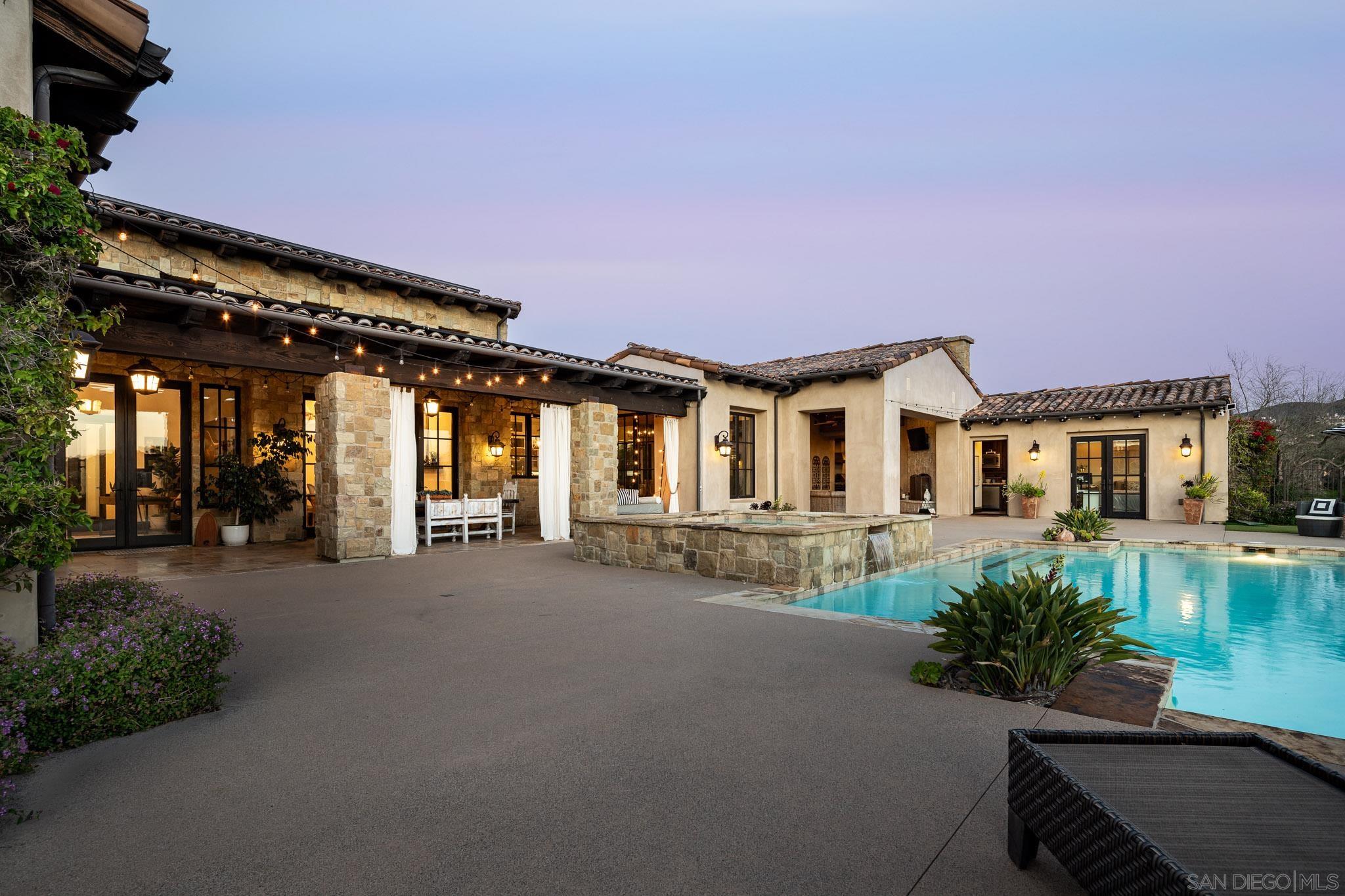 Detail Gallery Image 14 of 35 For 8145  Run of the Knolls, San Diego,  CA 92127 - 5 Beds | 5/1 Baths