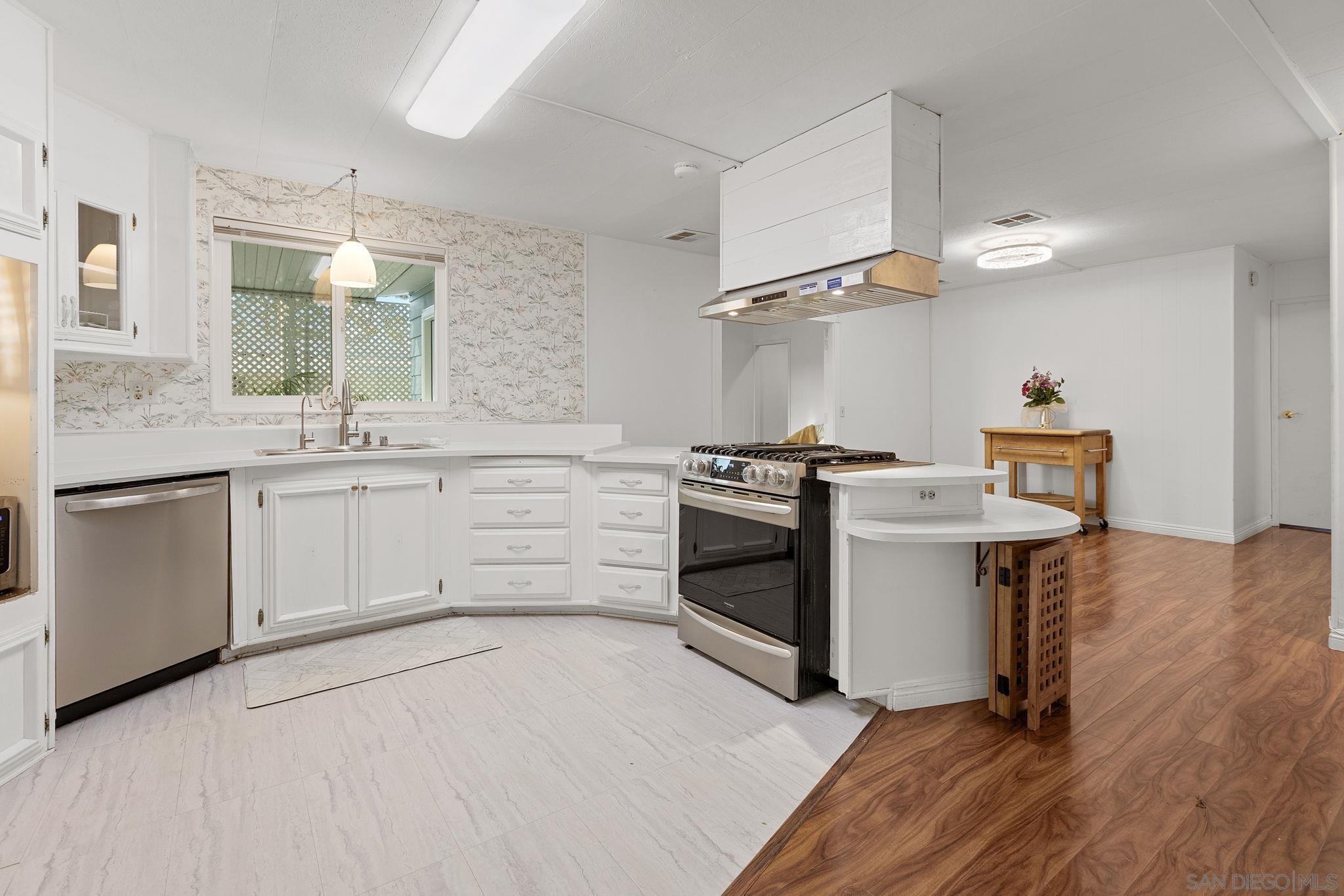 Detail Gallery Image 7 of 45 For 7326  San Bartolo  #220,  Carlsbad,  CA 92011 - 2 Beds | 2 Baths