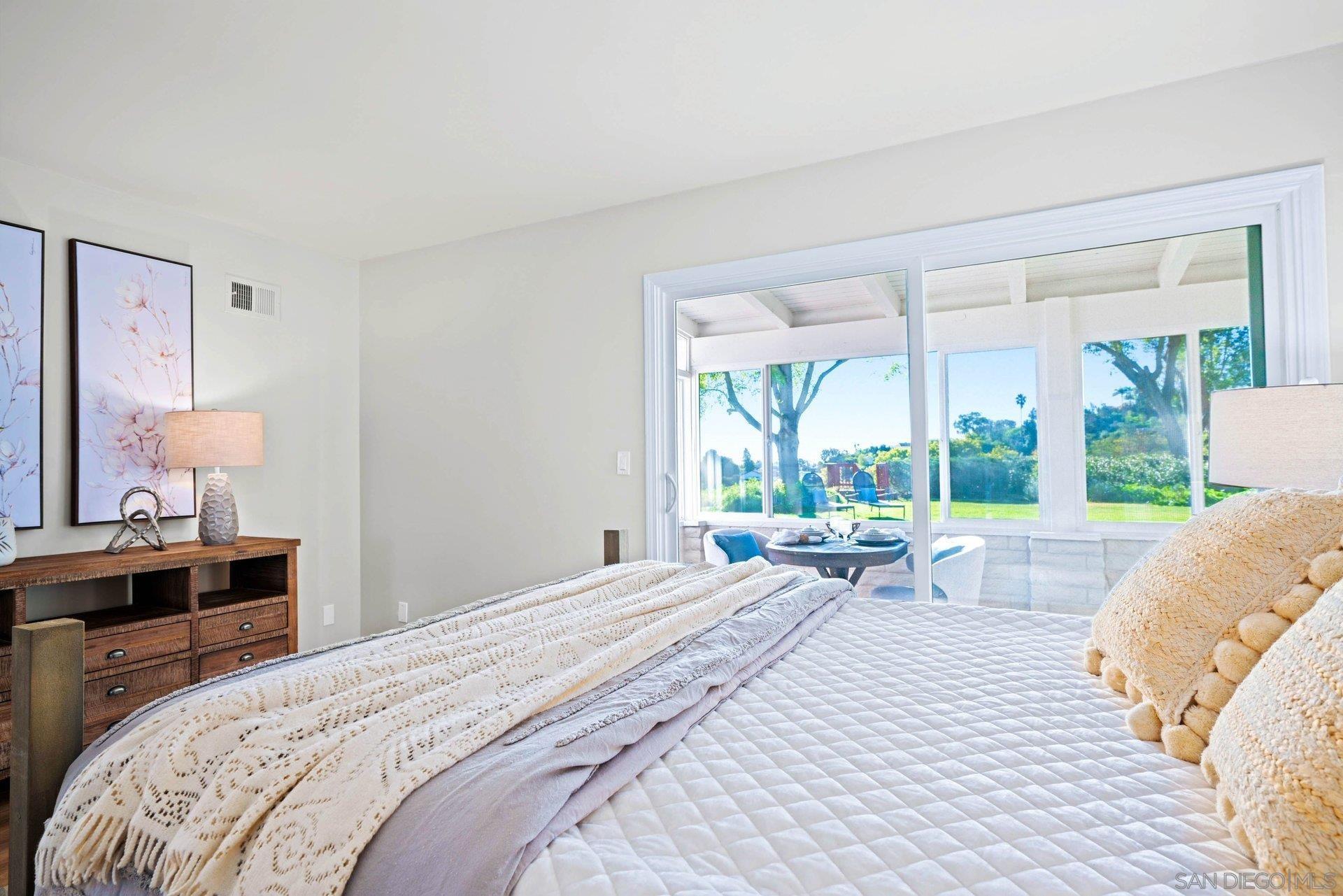 Detail Gallery Image 13 of 27 For 831  Santa Rosita, Solana Beach,  CA 92075 - 4 Beds | 2 Baths