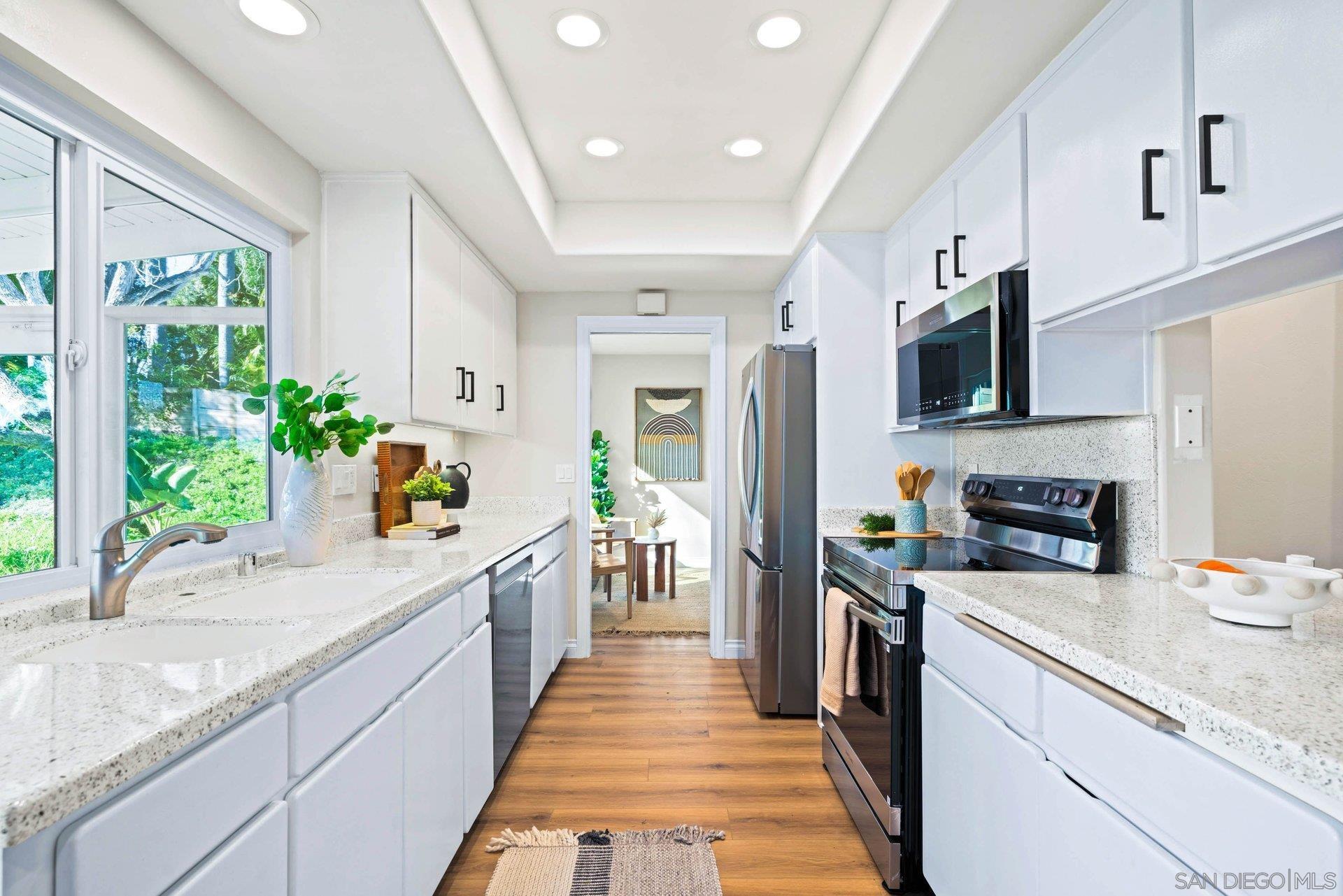 Detail Gallery Image 7 of 27 For 831  Santa Rosita, Solana Beach,  CA 92075 - 4 Beds | 2 Baths