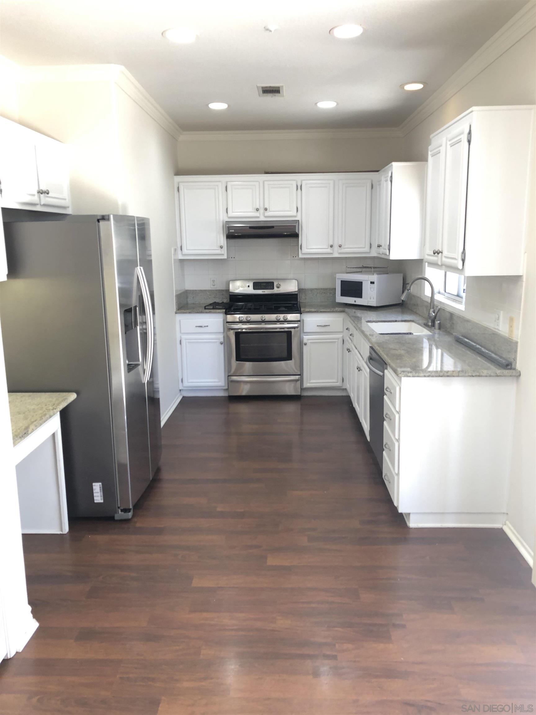 Detail Gallery Image 4 of 32 For 229  Melinda, Oceanside,  CA 92057 - 4 Beds | 2/1 Baths