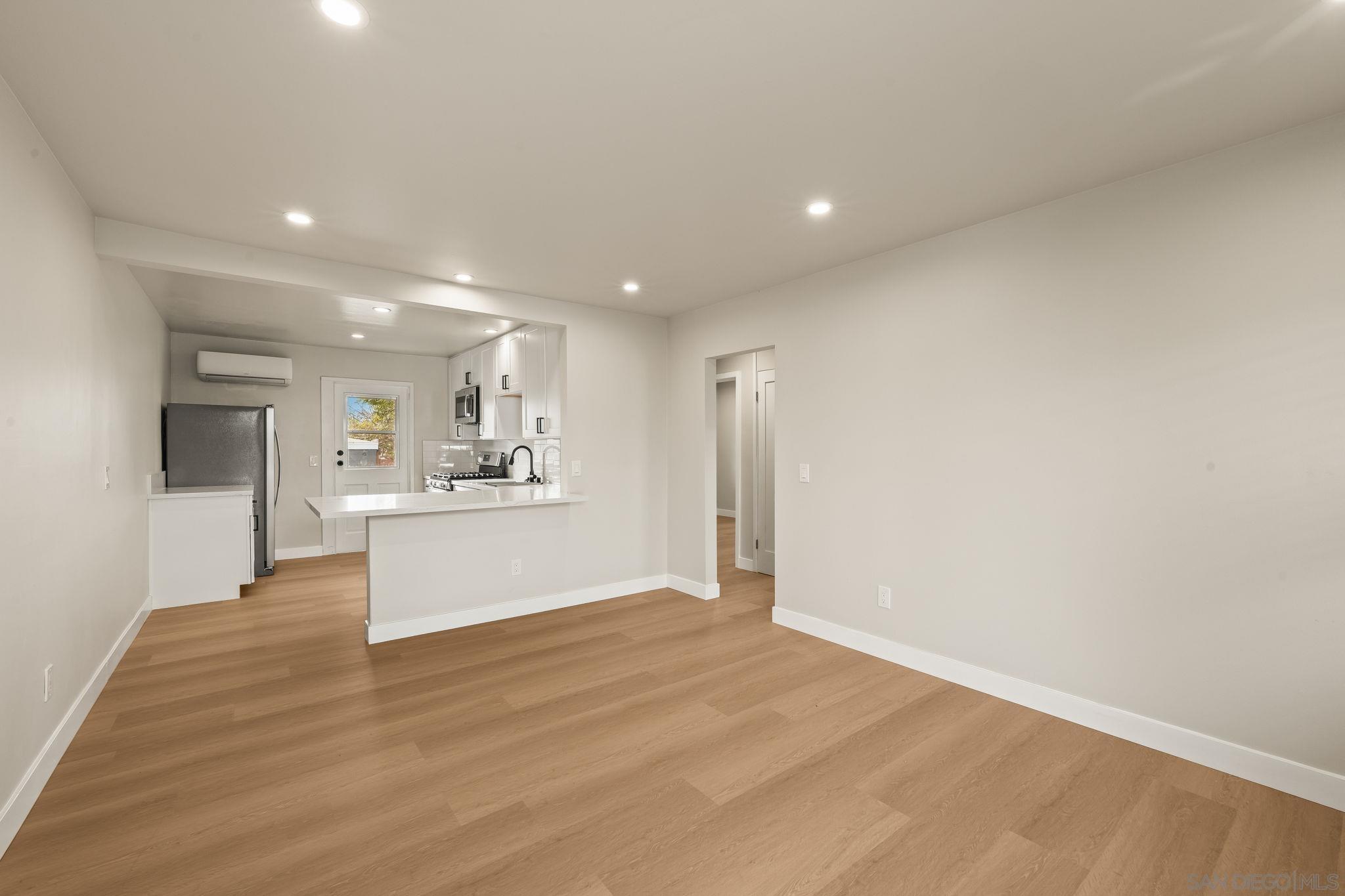 Detail Gallery Image 3 of 31 For 4356  Clairemont Dr, San Diego,  CA 92117 - 2 Beds | 1 Baths