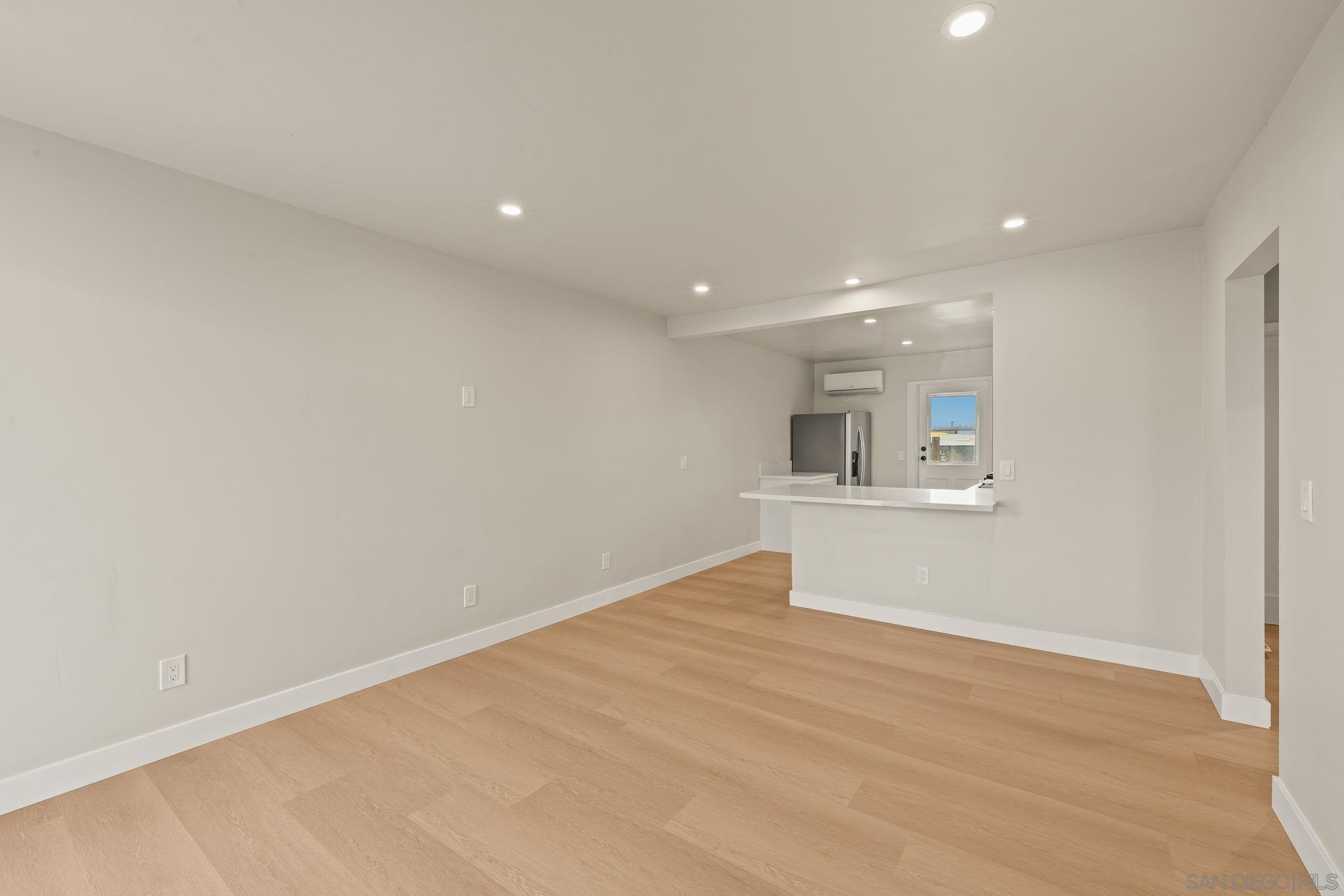 Detail Gallery Image 4 of 31 For 4356  Clairemont Dr, San Diego,  CA 92117 - 2 Beds | 1 Baths