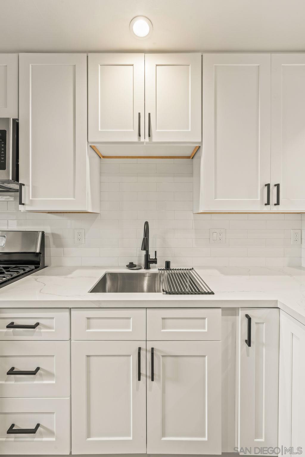 Detail Gallery Image 9 of 31 For 4356  Clairemont Dr, San Diego,  CA 92117 - 2 Beds | 1 Baths