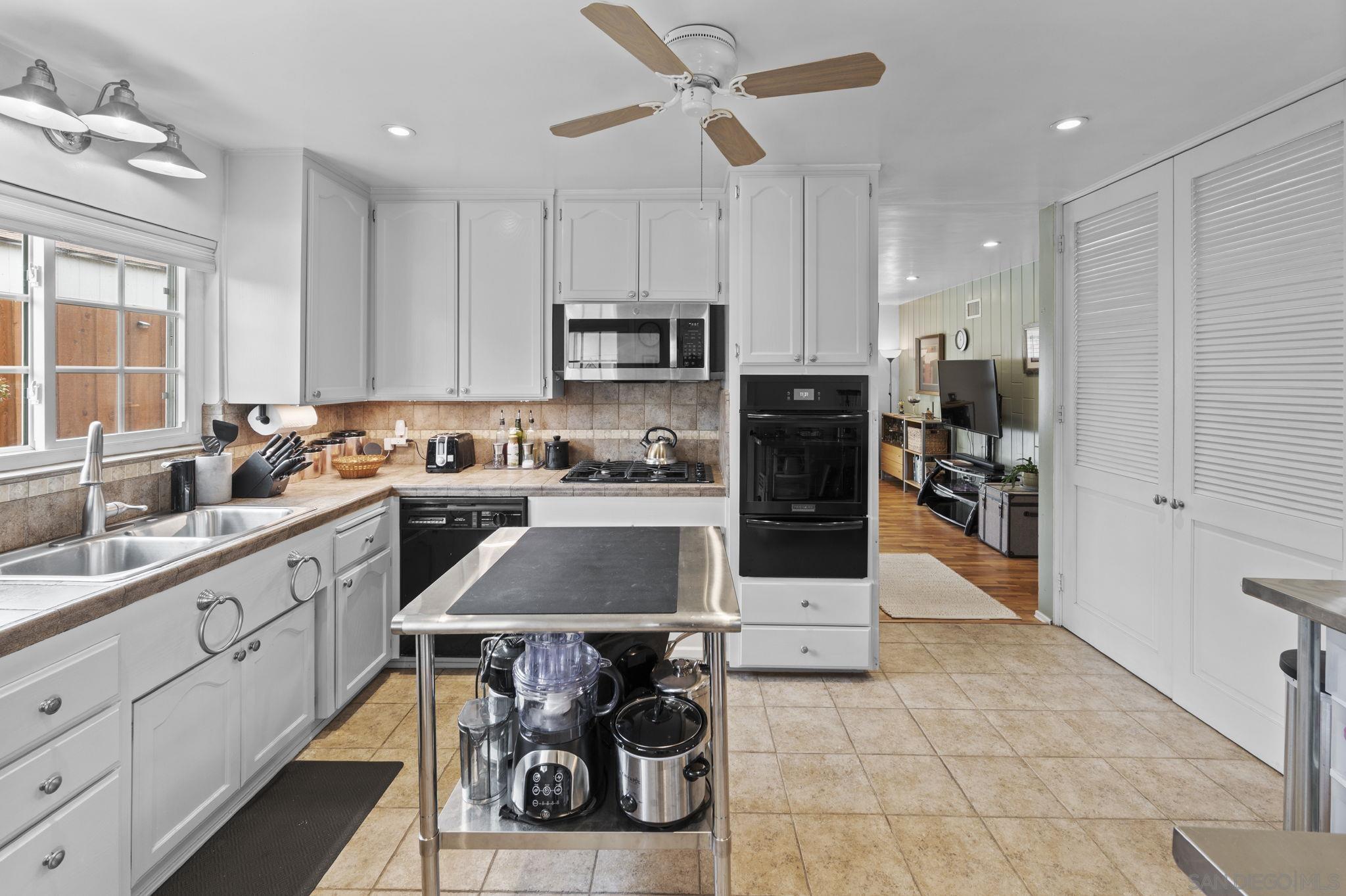 Detail Gallery Image 10 of 34 For 8129  Brock Ct, Lemon Grove,  CA 91945 - 3 Beds | 2 Baths