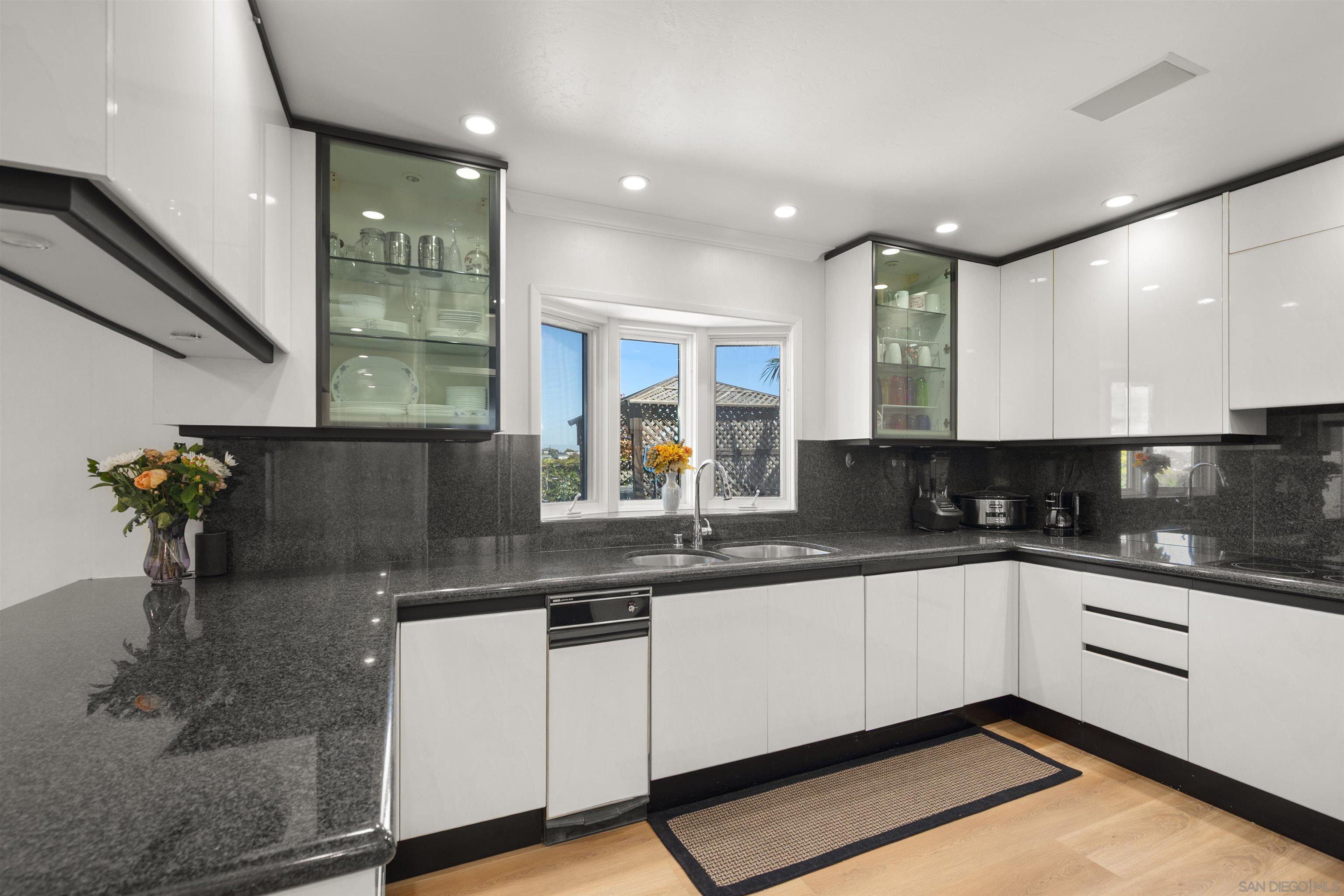 Detail Gallery Image 19 of 60 For 1151  Catalina Boulevard, San Diego,  CA 92107 - 5 Beds | 3/1 Baths