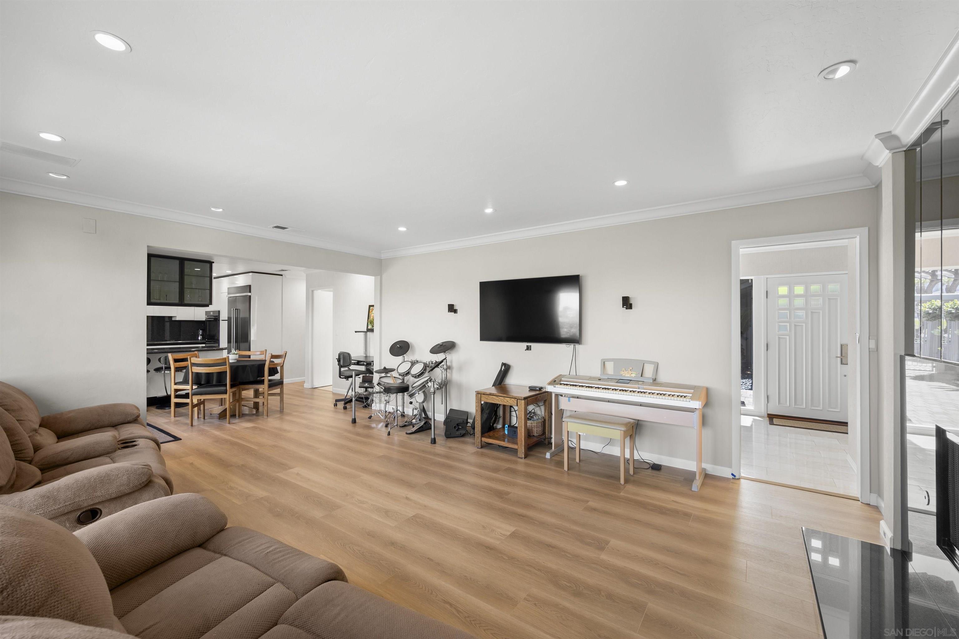 Detail Gallery Image 25 of 60 For 1151  Catalina Boulevard, San Diego,  CA 92107 - 5 Beds | 3/1 Baths