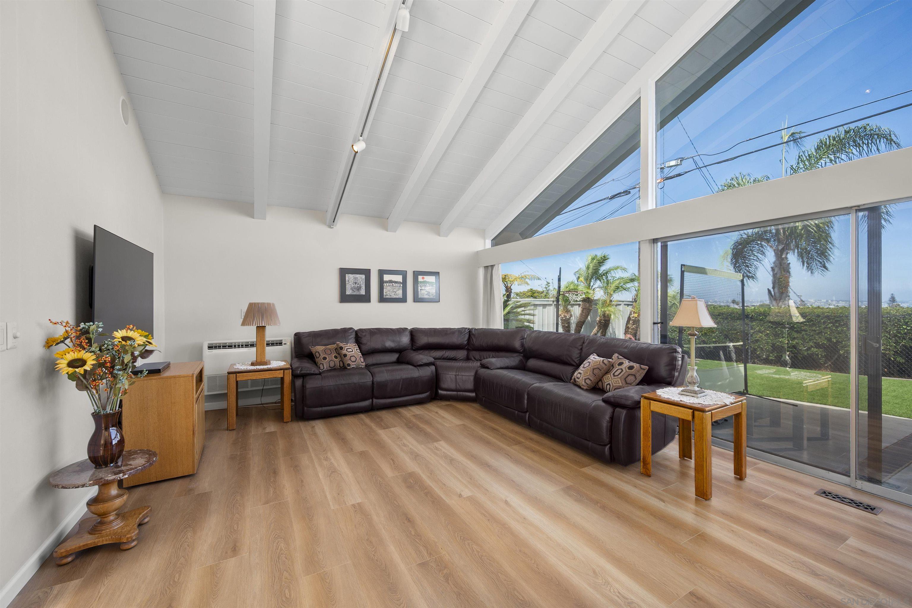 Detail Gallery Image 5 of 60 For 1151  Catalina Boulevard, San Diego,  CA 92107 - 5 Beds | 3/1 Baths