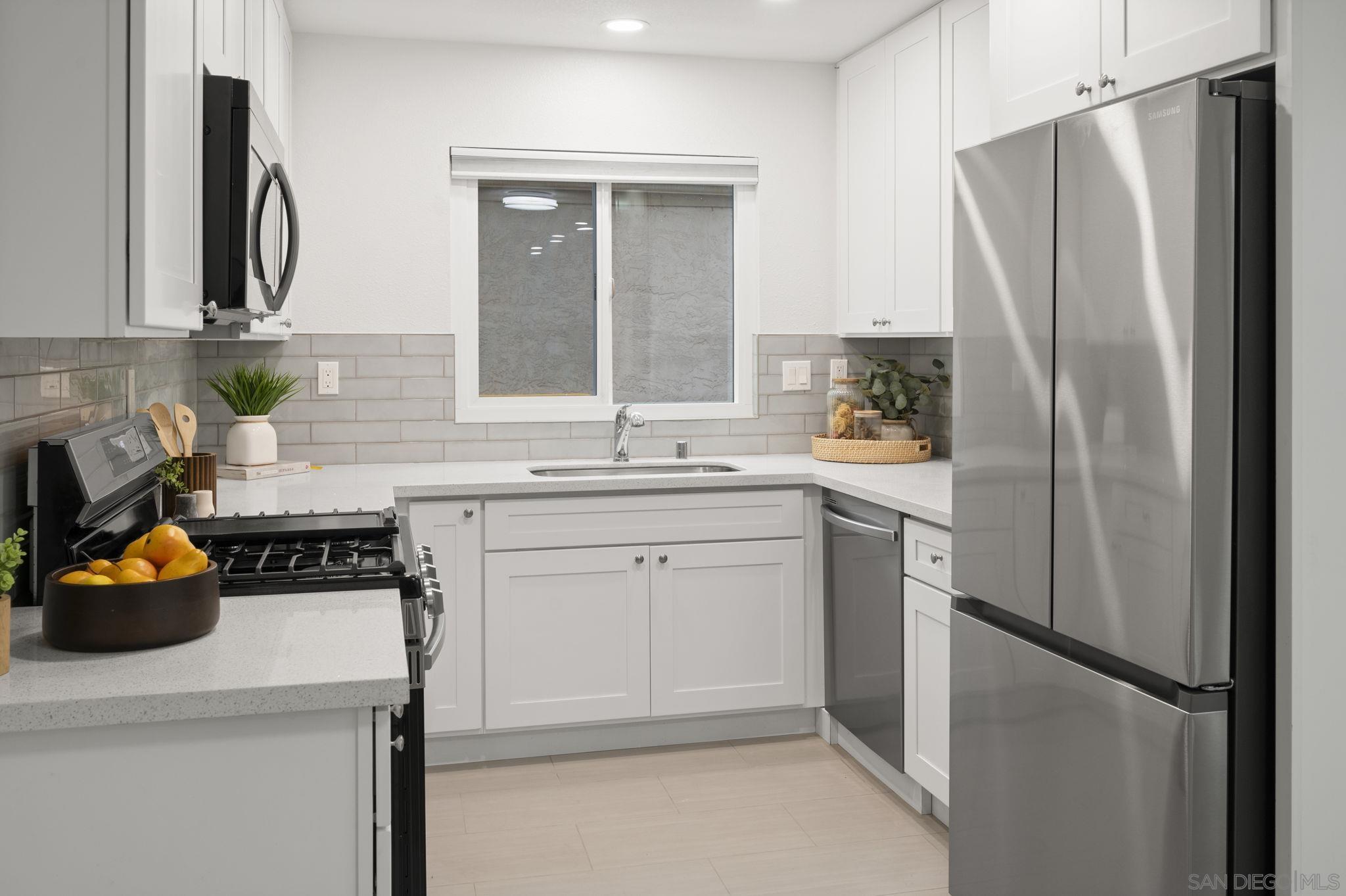 Detail Gallery Image 7 of 45 For 4468  White Pine Way, Oceanside,  CA 92057 - 3 Beds | 2/1 Baths