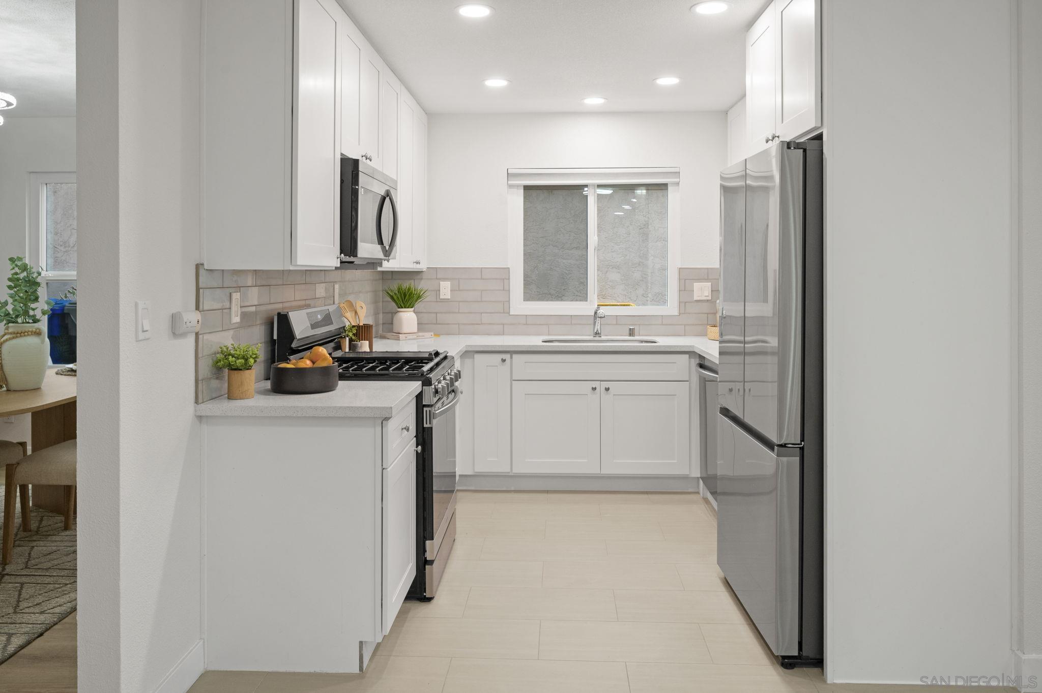 Detail Gallery Image 8 of 45 For 4468  White Pine Way, Oceanside,  CA 92057 - 3 Beds | 2/1 Baths