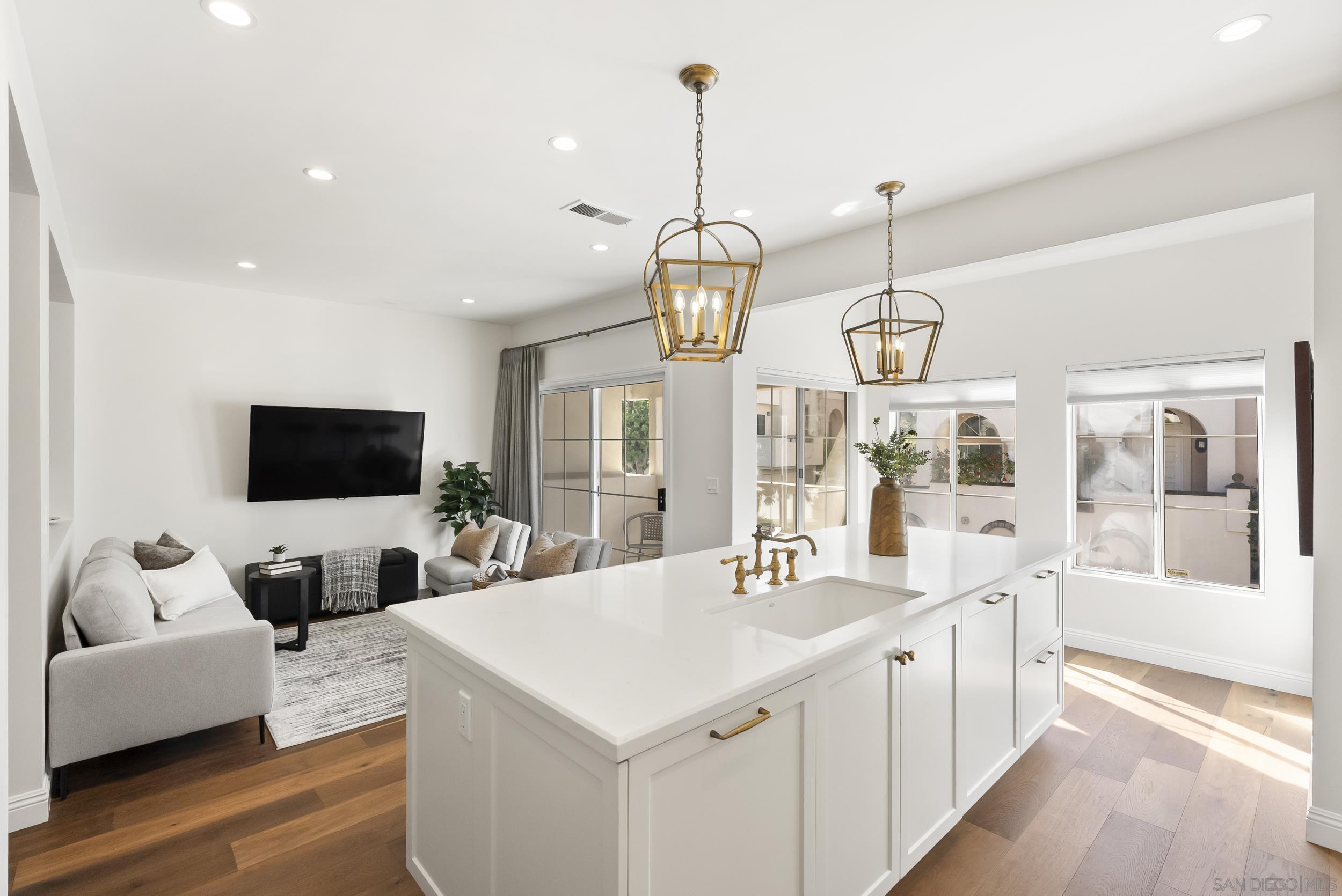 Detail Gallery Image 16 of 41 For 5143  Renaissance Ave  #B,  San Diego,  CA 92122 - 2 Beds | 2/1 Baths