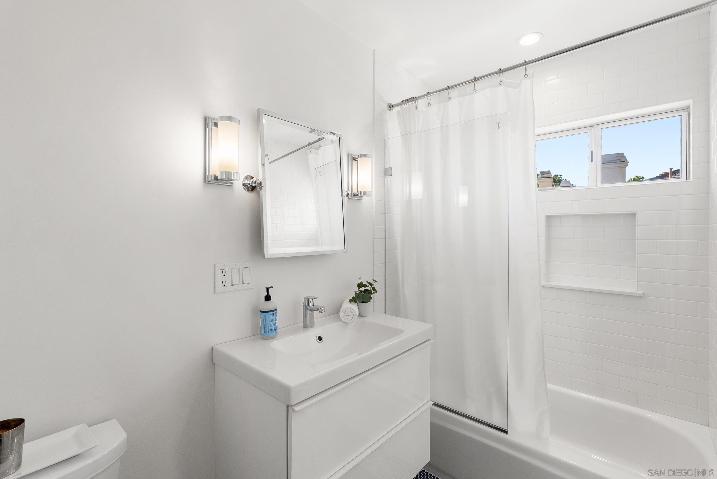 Detail Gallery Image 23 of 41 For 5143  Renaissance Ave  #B,  San Diego,  CA 92122 - 2 Beds | 2/1 Baths