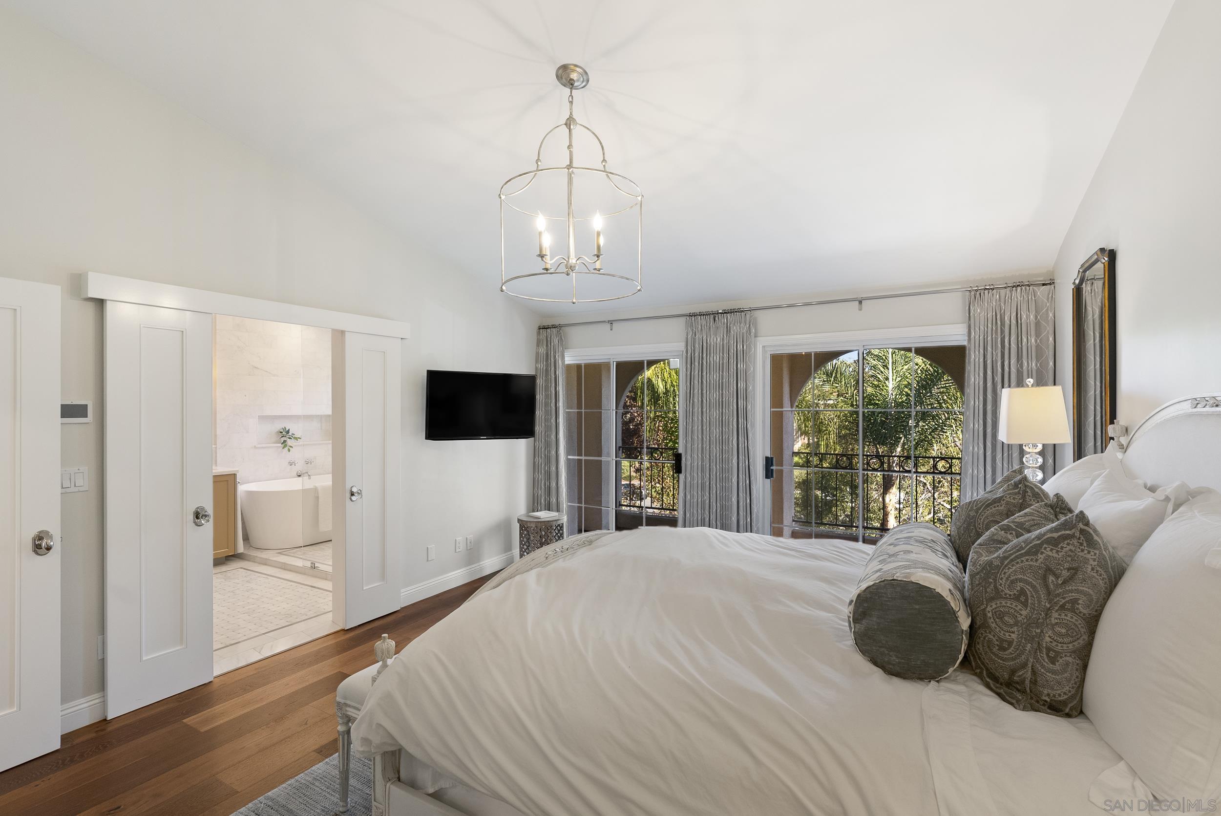 Detail Gallery Image 25 of 41 For 5143  Renaissance Ave  #B,  San Diego,  CA 92122 - 2 Beds | 2/1 Baths