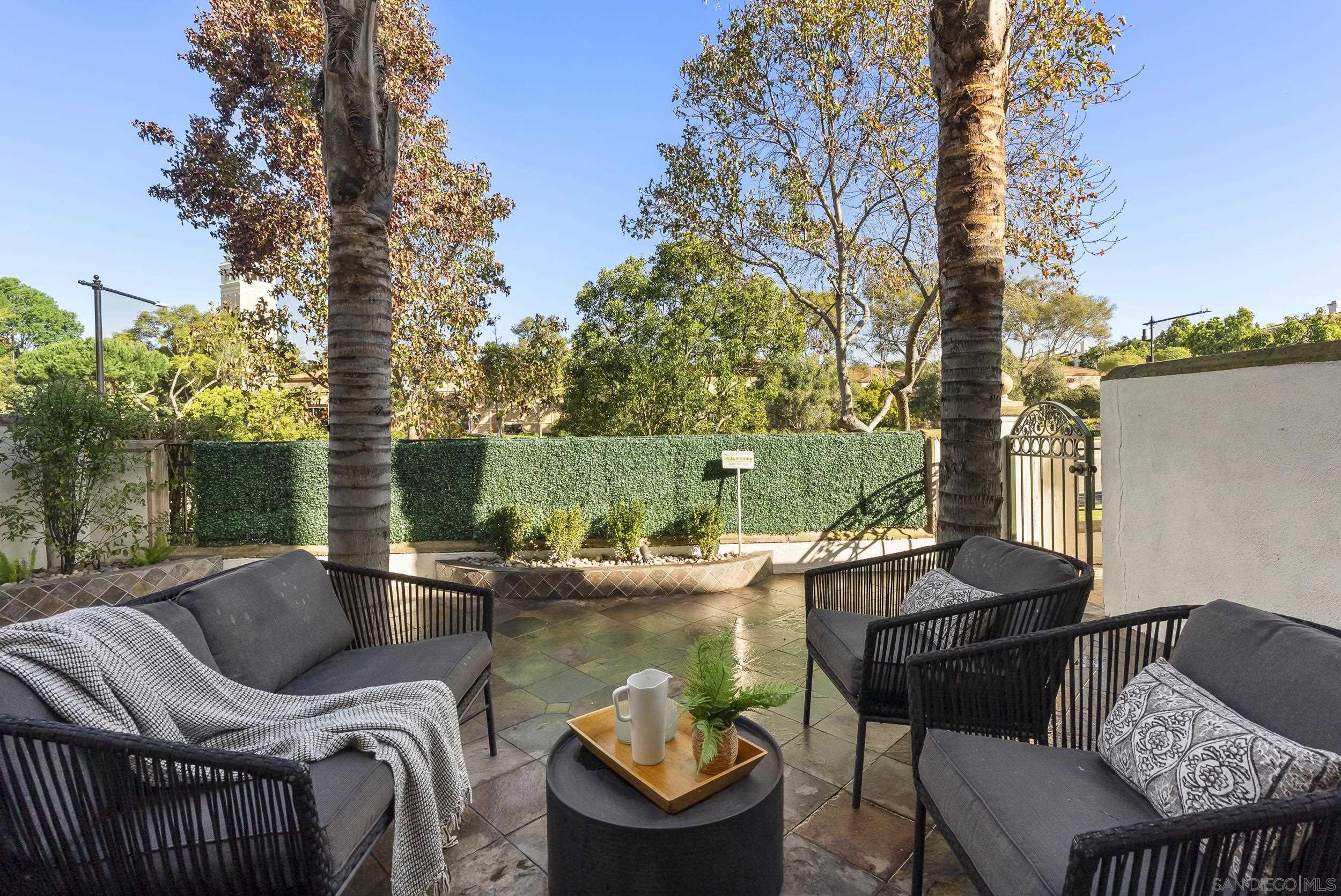 Detail Gallery Image 4 of 41 For 5143  Renaissance Ave  #B,  San Diego,  CA 92122 - 2 Beds | 2/1 Baths