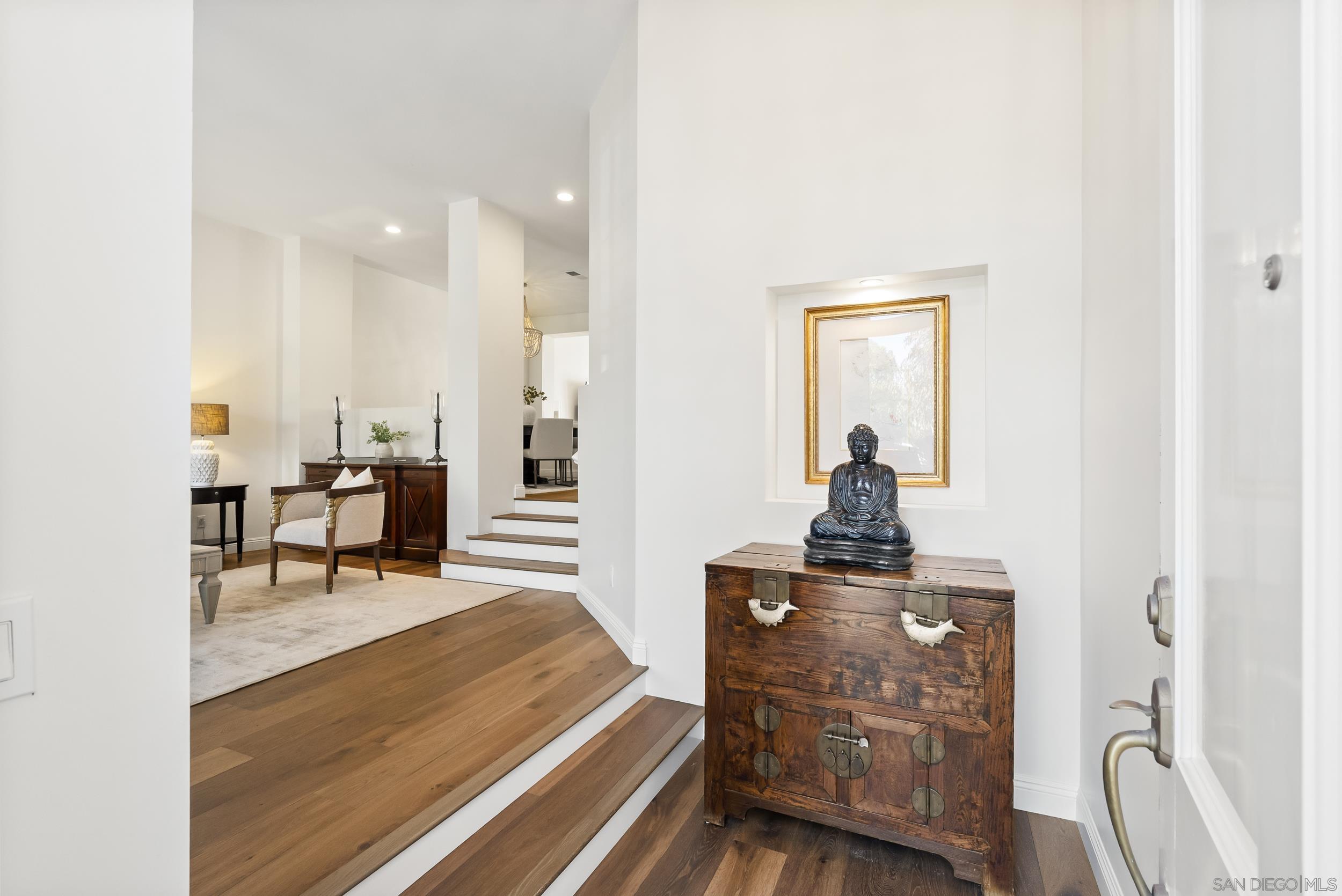 Detail Gallery Image 5 of 41 For 5143  Renaissance Ave  #B,  San Diego,  CA 92122 - 2 Beds | 2/1 Baths