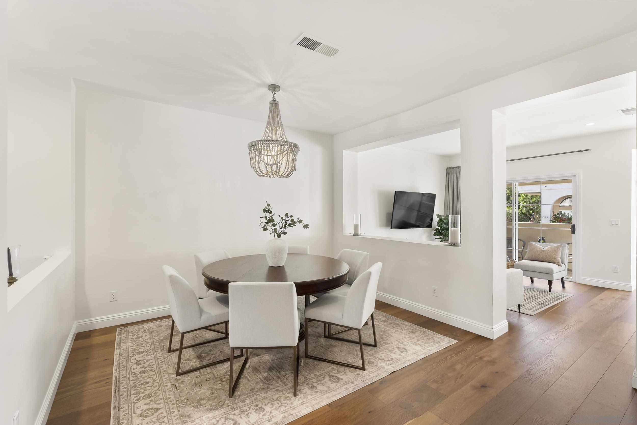 Detail Gallery Image 9 of 41 For 5143  Renaissance Ave  #B,  San Diego,  CA 92122 - 2 Beds | 2/1 Baths