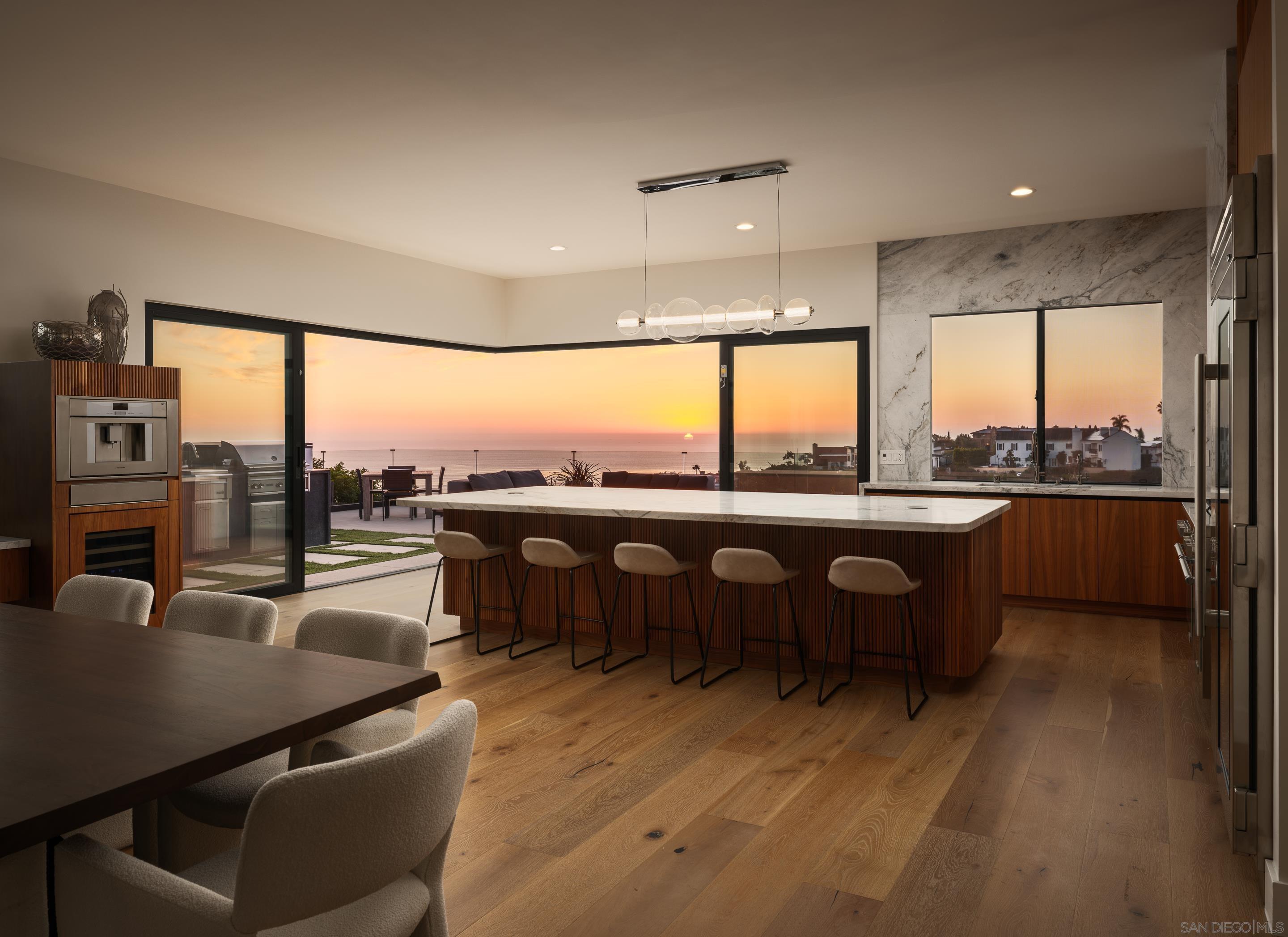 Detail Gallery Image 4 of 8 For 1542  Copa De Oro Dr, La Jolla,  CA 92037 - 4 Beds | 4/1 Baths