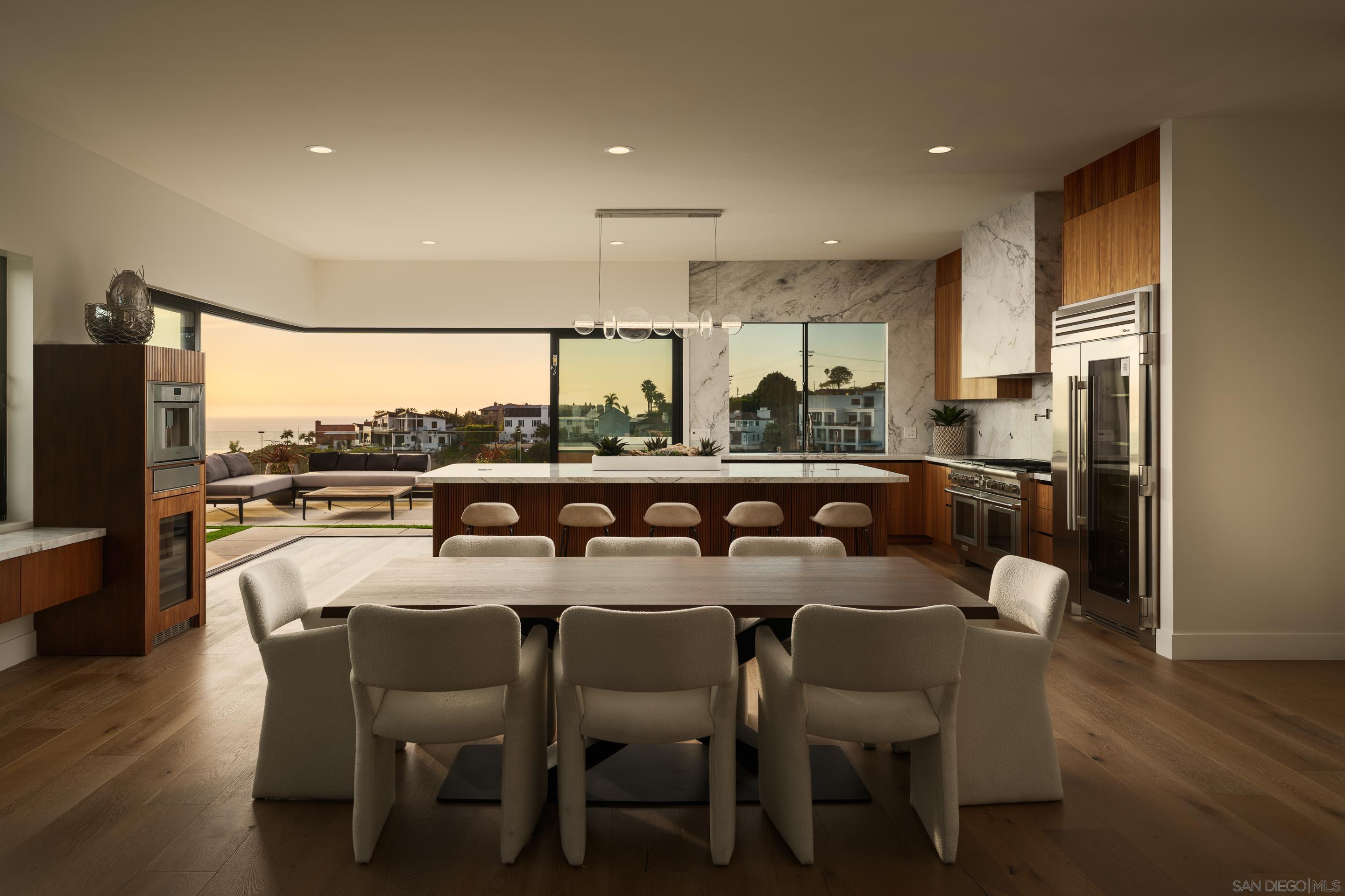 Detail Gallery Image 5 of 8 For 1542  Copa De Oro Dr, La Jolla,  CA 92037 - 4 Beds | 4/1 Baths