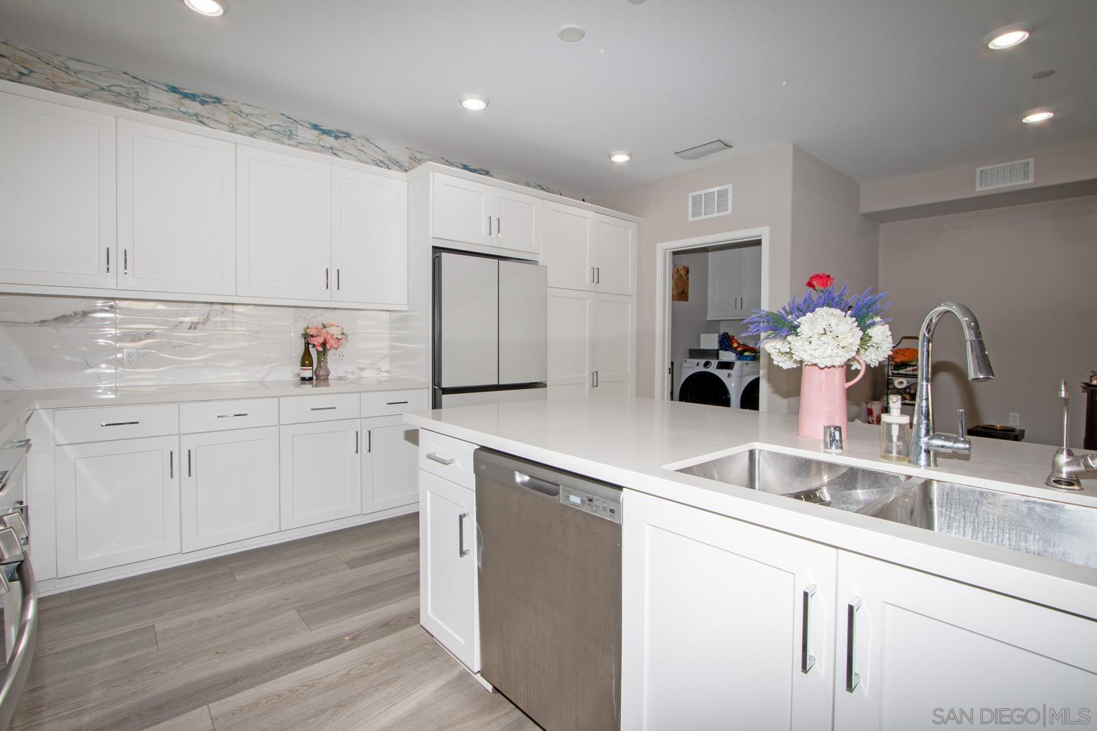 Detail Gallery Image 4 of 37 For 10475  Galen Way, San Diego,  CA 92126 - 3 Beds | 2 Baths