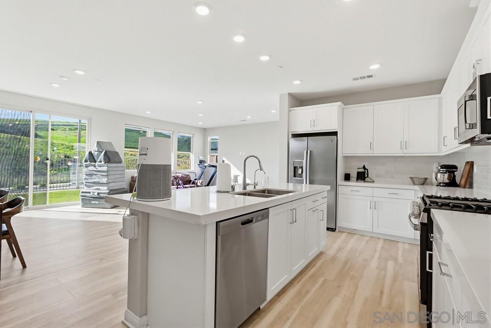 Detail Gallery Image 6 of 21 For 2080  Trevi Circle, Chula Vista,  CA 91913 - 4 Beds | 3 Baths