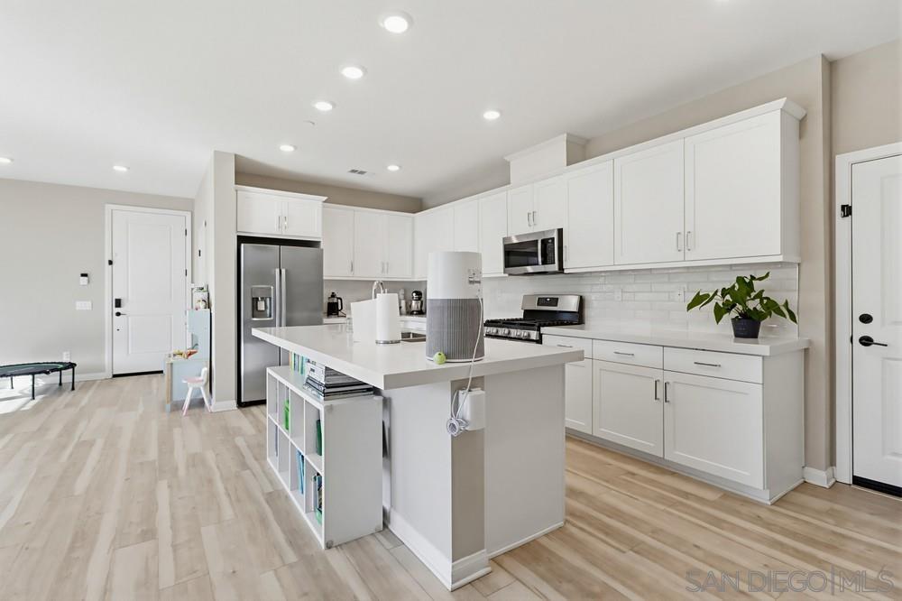 Detail Gallery Image 7 of 21 For 2080  Trevi Circle, Chula Vista,  CA 91913 - 4 Beds | 3 Baths