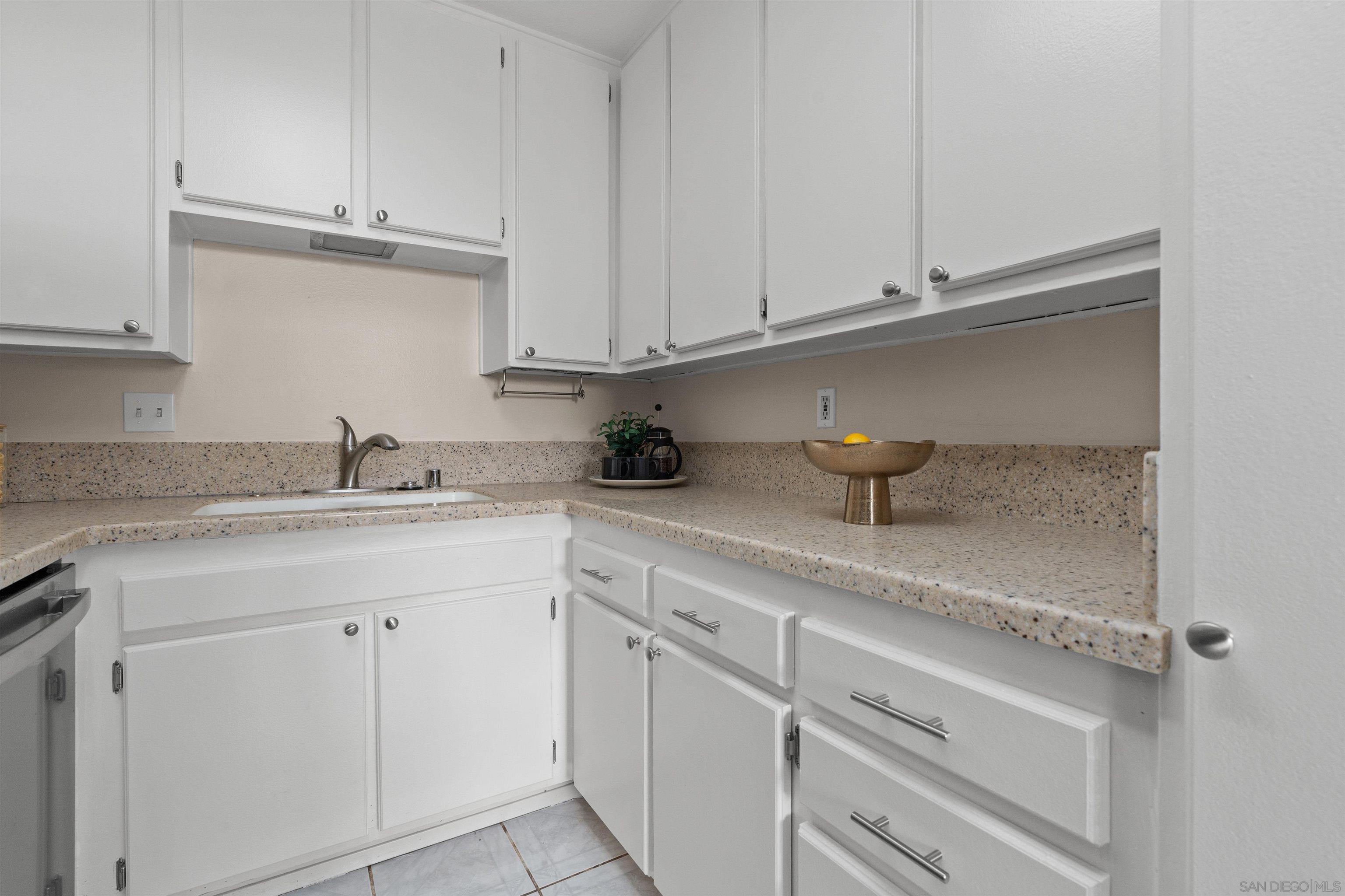 Detail Gallery Image 19 of 41 For 11052  via San Marco, San Diego,  CA 92129 - 2 Beds | 1/1 Baths