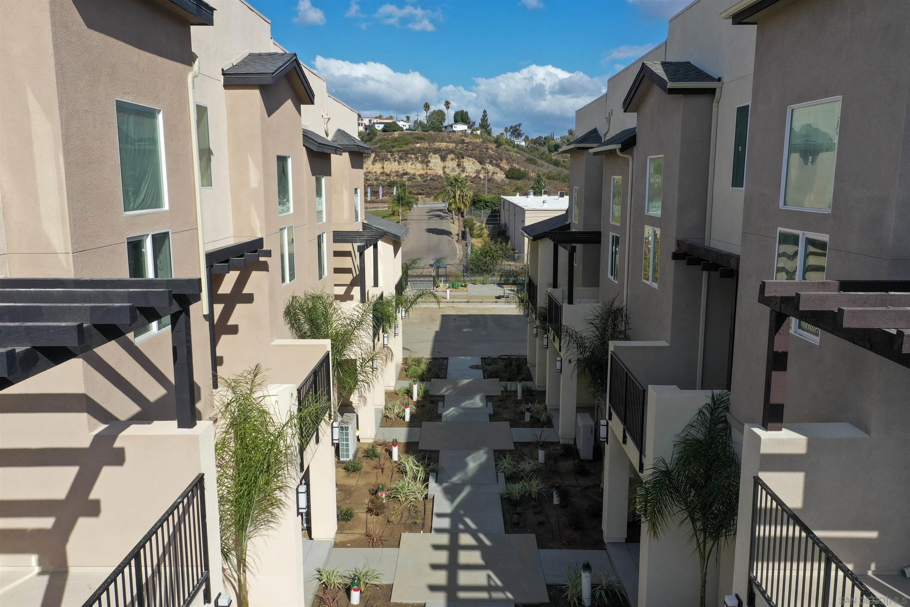 Detail Gallery Image 2 of 20 For 459  Creekside Circle, San Diego,  CA 92113 - 3 Beds | 3 Baths