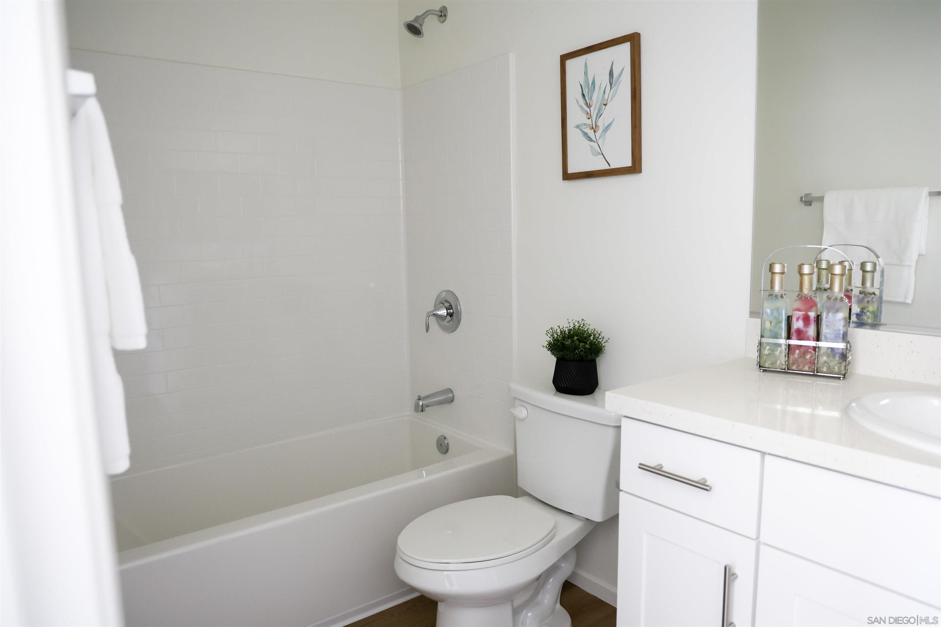 Detail Gallery Image 13 of 20 For 459  Creekside Circle, San Diego,  CA 92113 - 3 Beds | 3 Baths