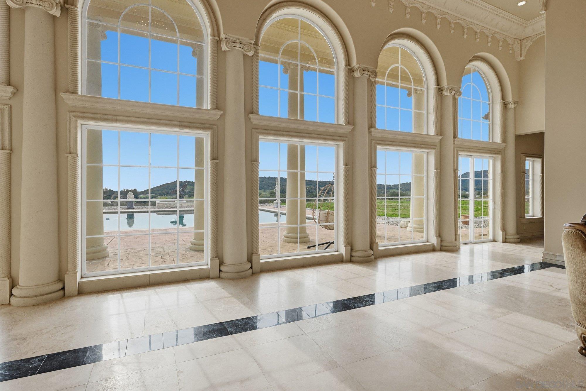 Detail Gallery Image 11 of 59 For 19319  Calle Juanito, Murrieta,  CA 92562 - 5 Beds | 5/3 Baths