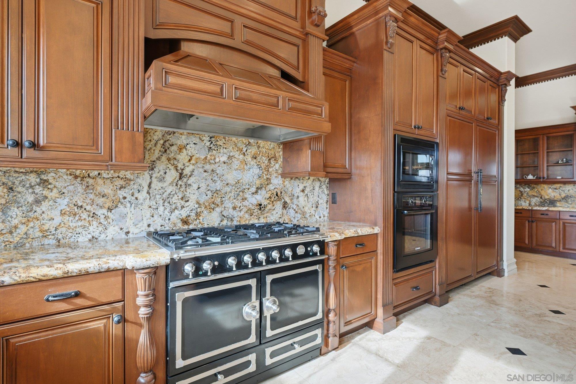 Detail Gallery Image 15 of 59 For 19319  Calle Juanito, Murrieta,  CA 92562 - 5 Beds | 5/3 Baths