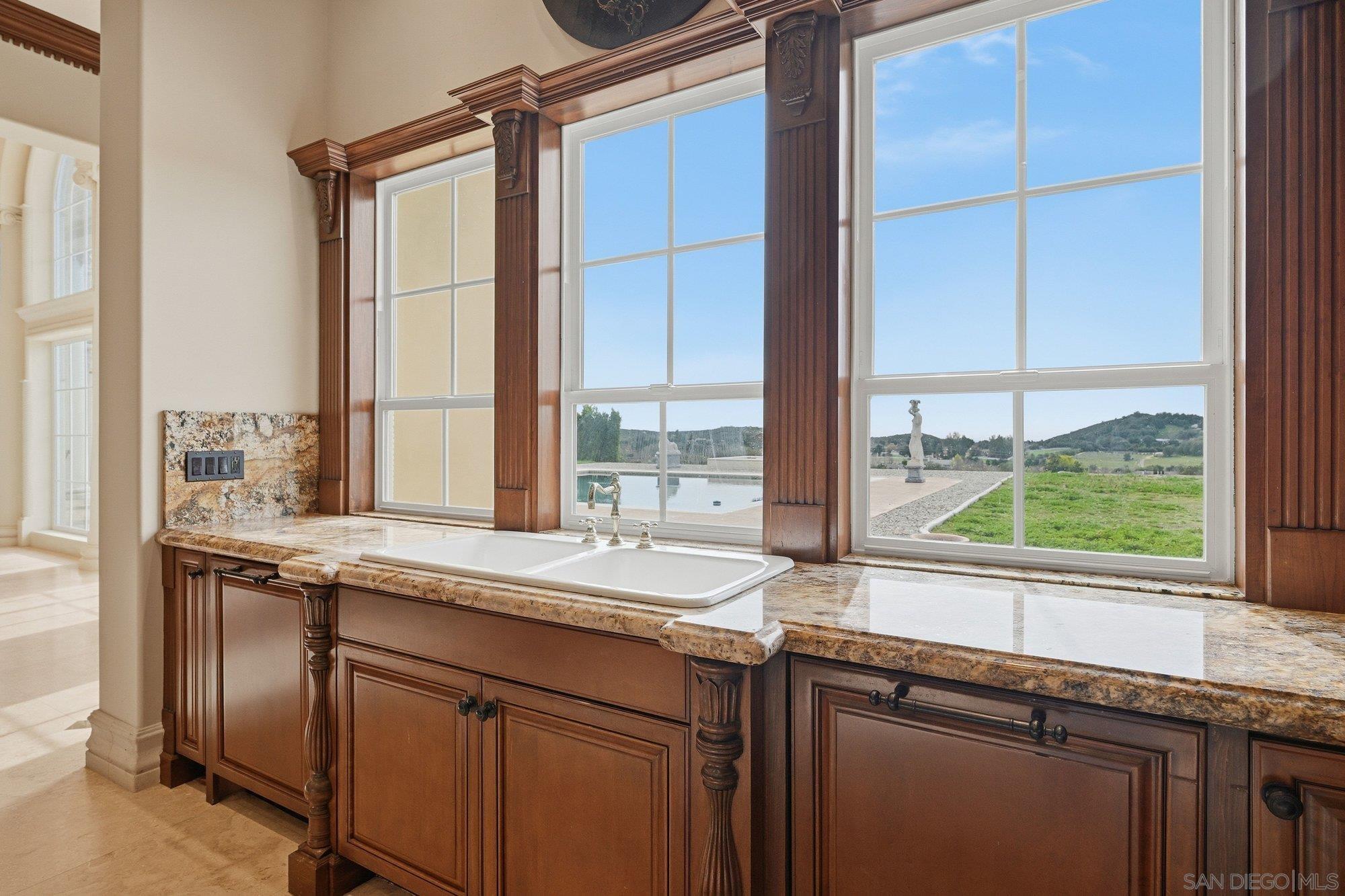 Detail Gallery Image 17 of 59 For 19319  Calle Juanito, Murrieta,  CA 92562 - 5 Beds | 5/3 Baths