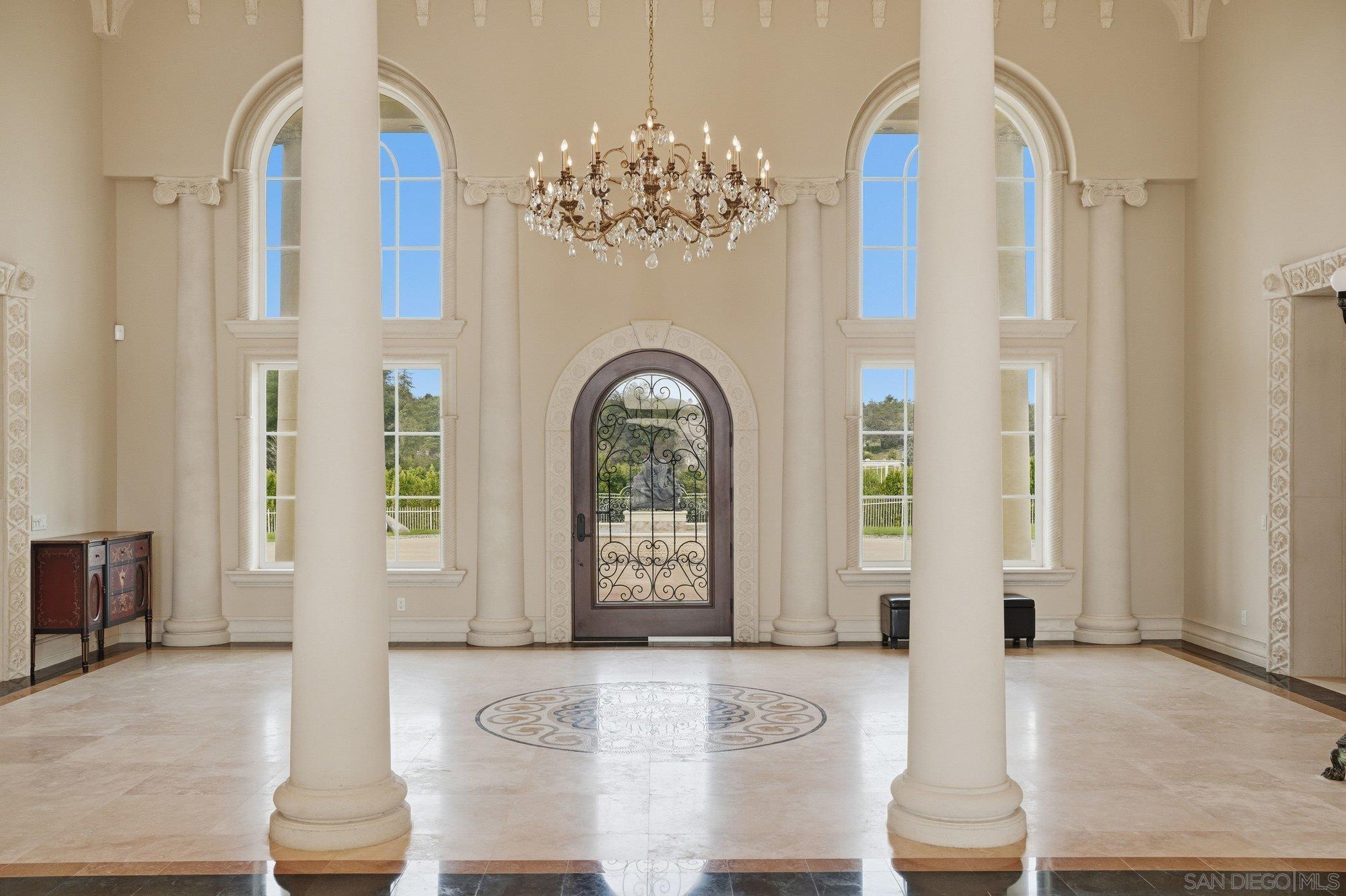 Detail Gallery Image 5 of 59 For 19319  Calle Juanito, Murrieta,  CA 92562 - 5 Beds | 5/3 Baths