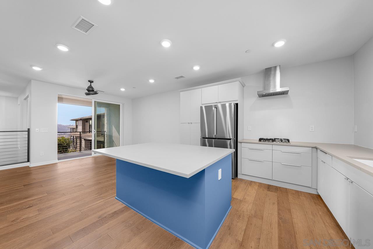 Detail Gallery Image 13 of 69 For 2776  via Alta Pl, San Diego,  CA 92108 - 3 Beds | 3 Baths