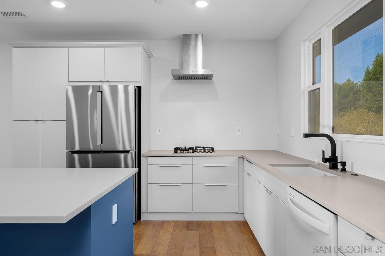 Detail Gallery Image 14 of 69 For 2776  via Alta Pl, San Diego,  CA 92108 - 3 Beds | 3 Baths