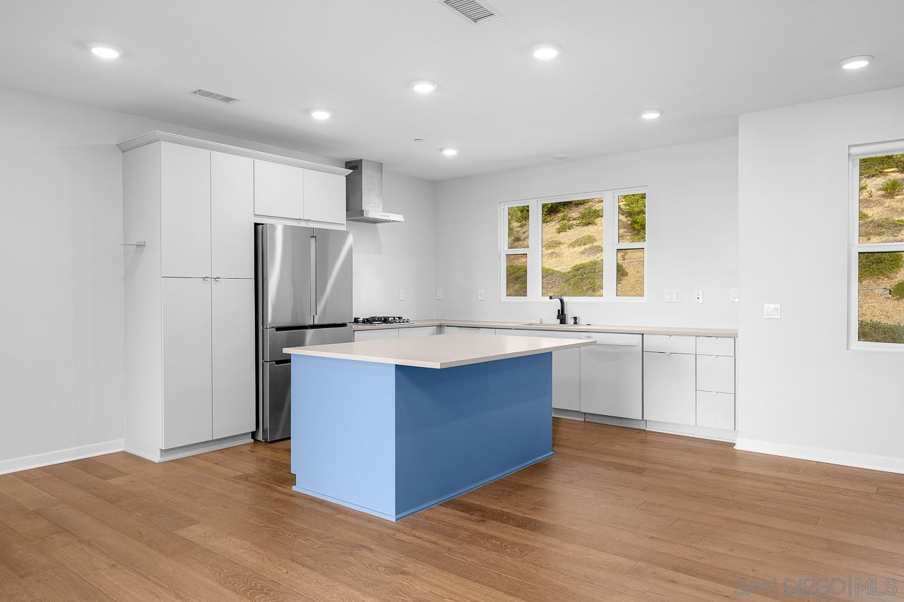 Detail Gallery Image 15 of 69 For 2776  via Alta Pl, San Diego,  CA 92108 - 3 Beds | 3 Baths