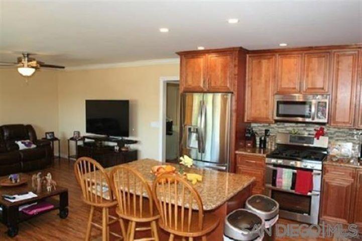 Detail Gallery Image 3 of 15 For 804 W 7th Avenue, Escondido,  CA 92025 - 4 Beds | 2/1 Baths