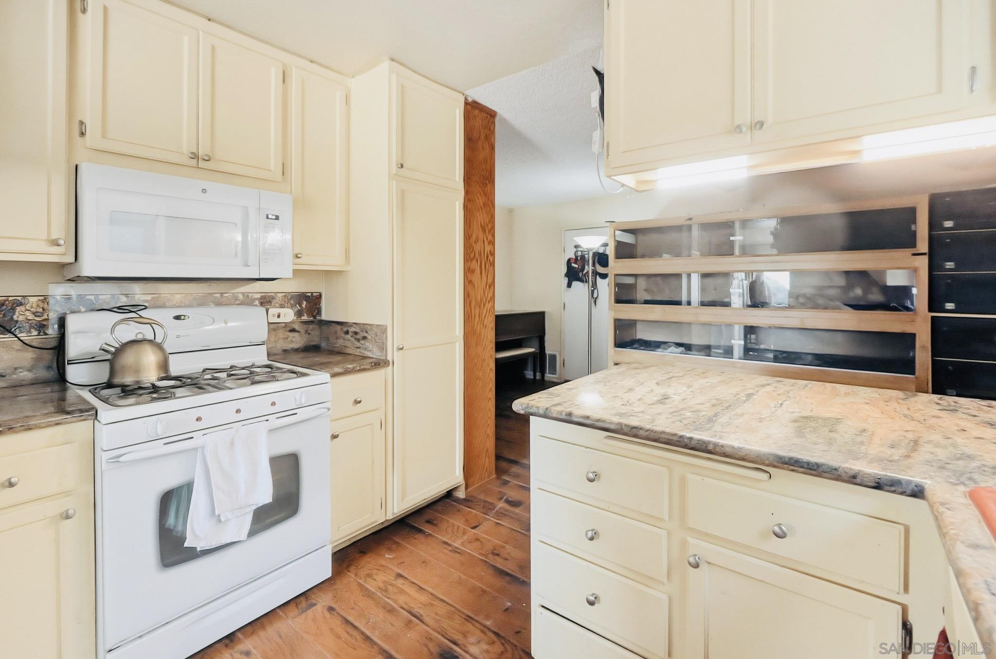 Detail Gallery Image 5 of 27 For 41614  Zinfandel Ave, Temecula,  CA 92591 - 3 Beds | 2 Baths