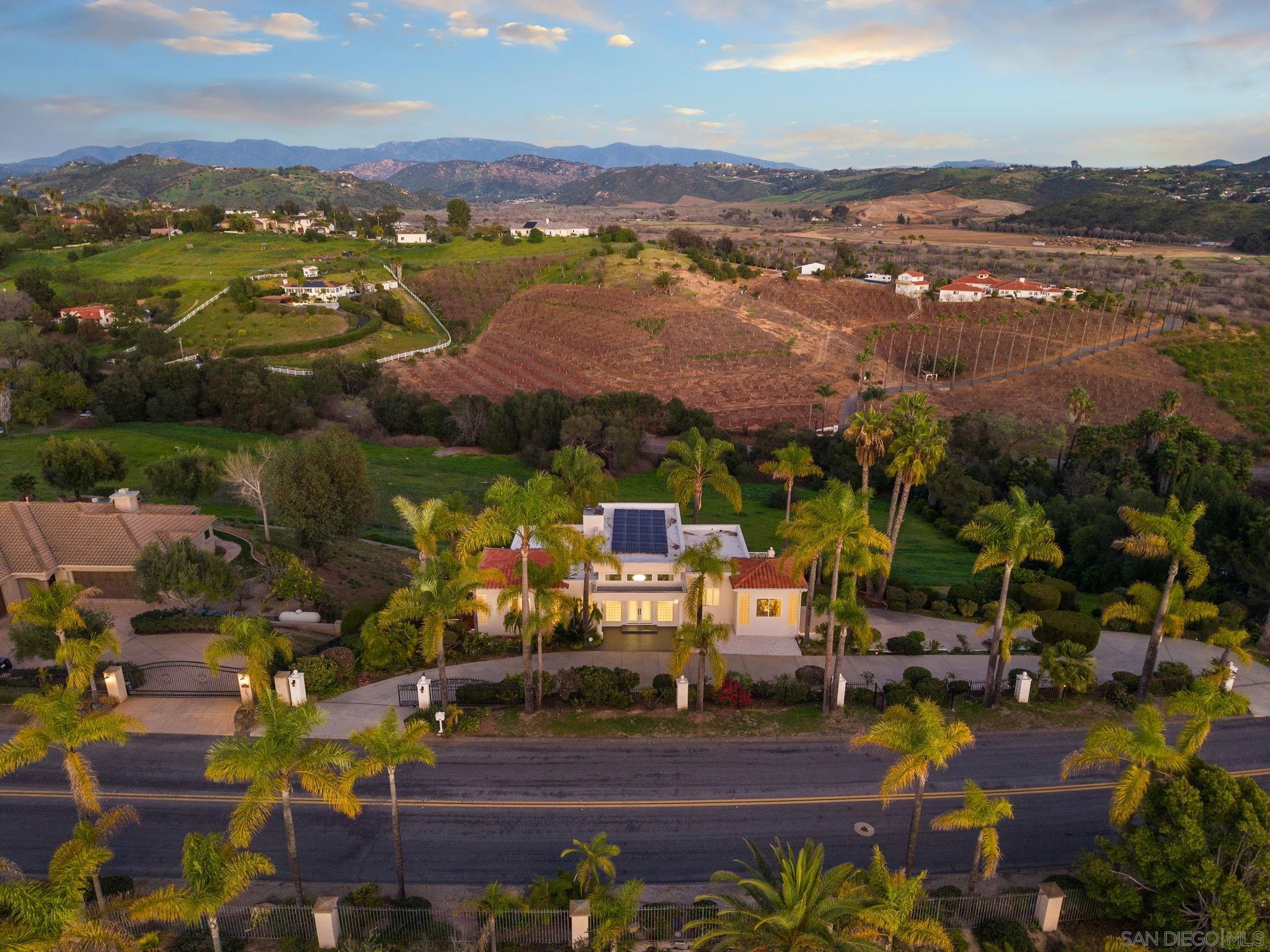 Detail Gallery Image 4 of 60 For 4462  Fallsbrae Rd, Fallbrook,  CA 92028 - 4 Beds | 3/1 Baths