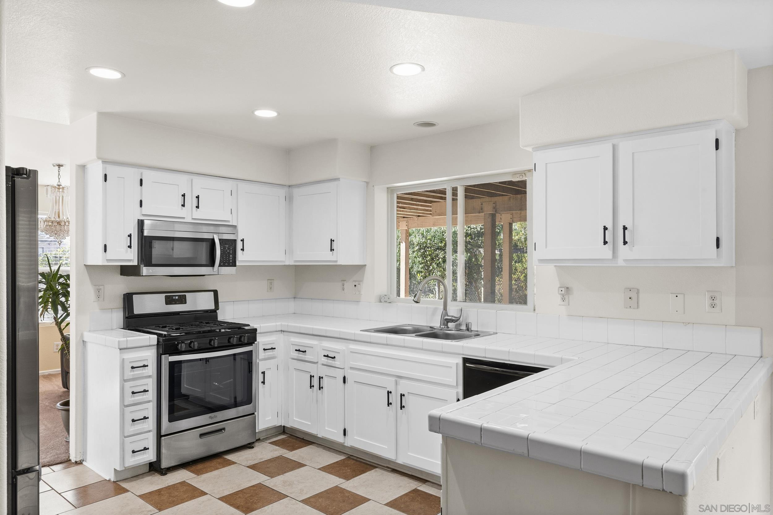 Detail Gallery Image 7 of 42 For 609  Jacks Creek Road, Escondido,  CA 92027 - 4 Beds | 2/1 Baths