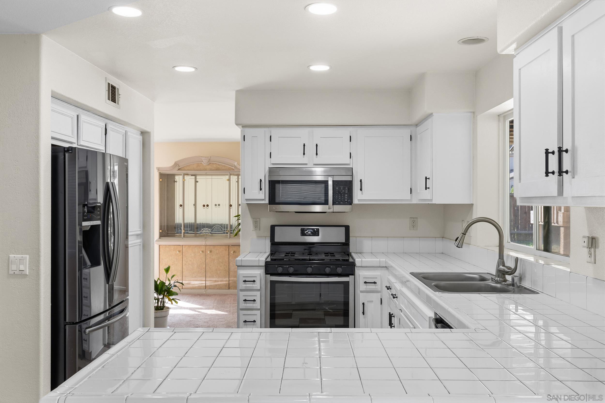 Detail Gallery Image 8 of 42 For 609  Jacks Creek Road, Escondido,  CA 92027 - 4 Beds | 2/1 Baths