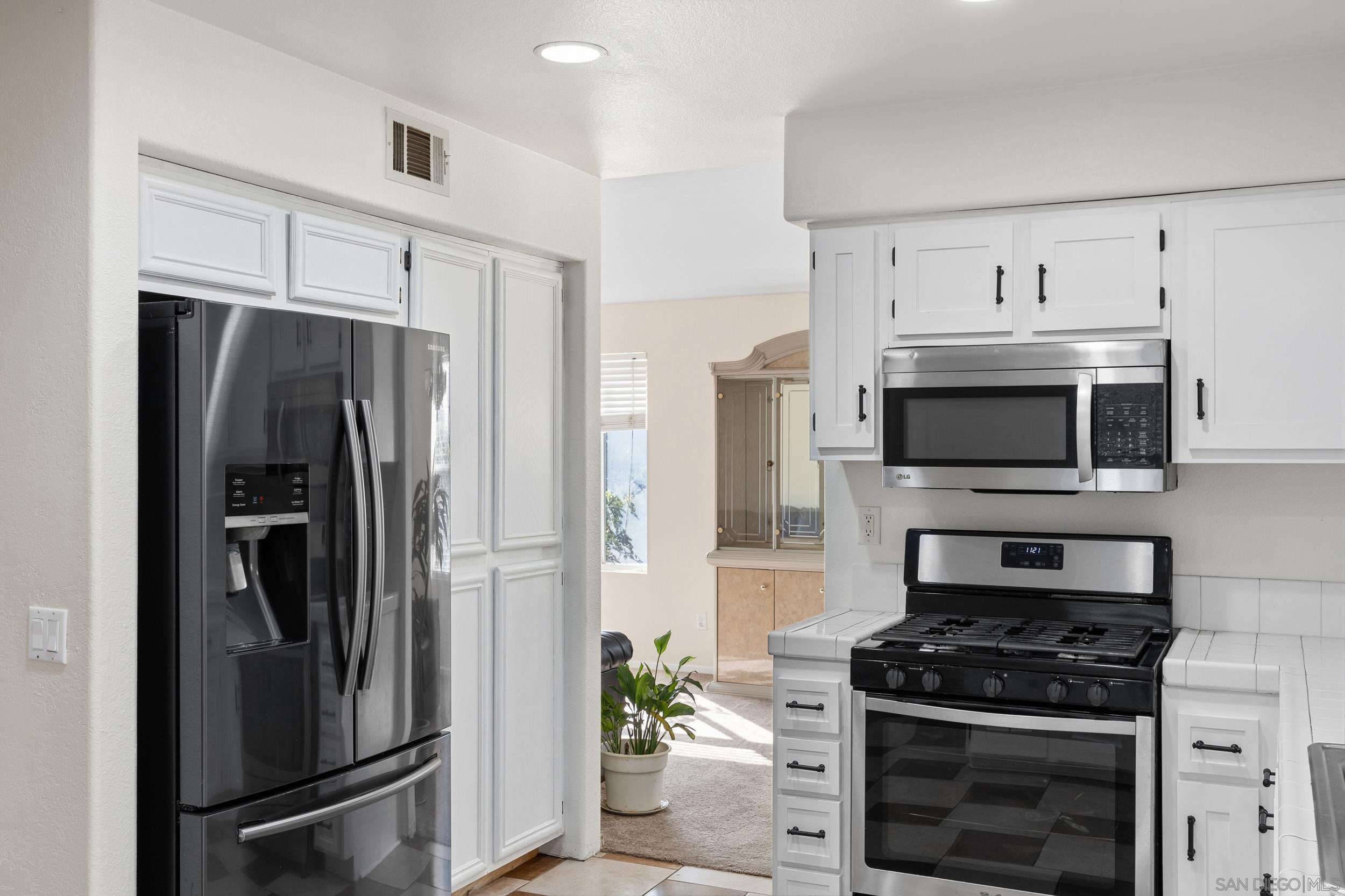 Detail Gallery Image 9 of 42 For 609  Jacks Creek Road, Escondido,  CA 92027 - 4 Beds | 2/1 Baths