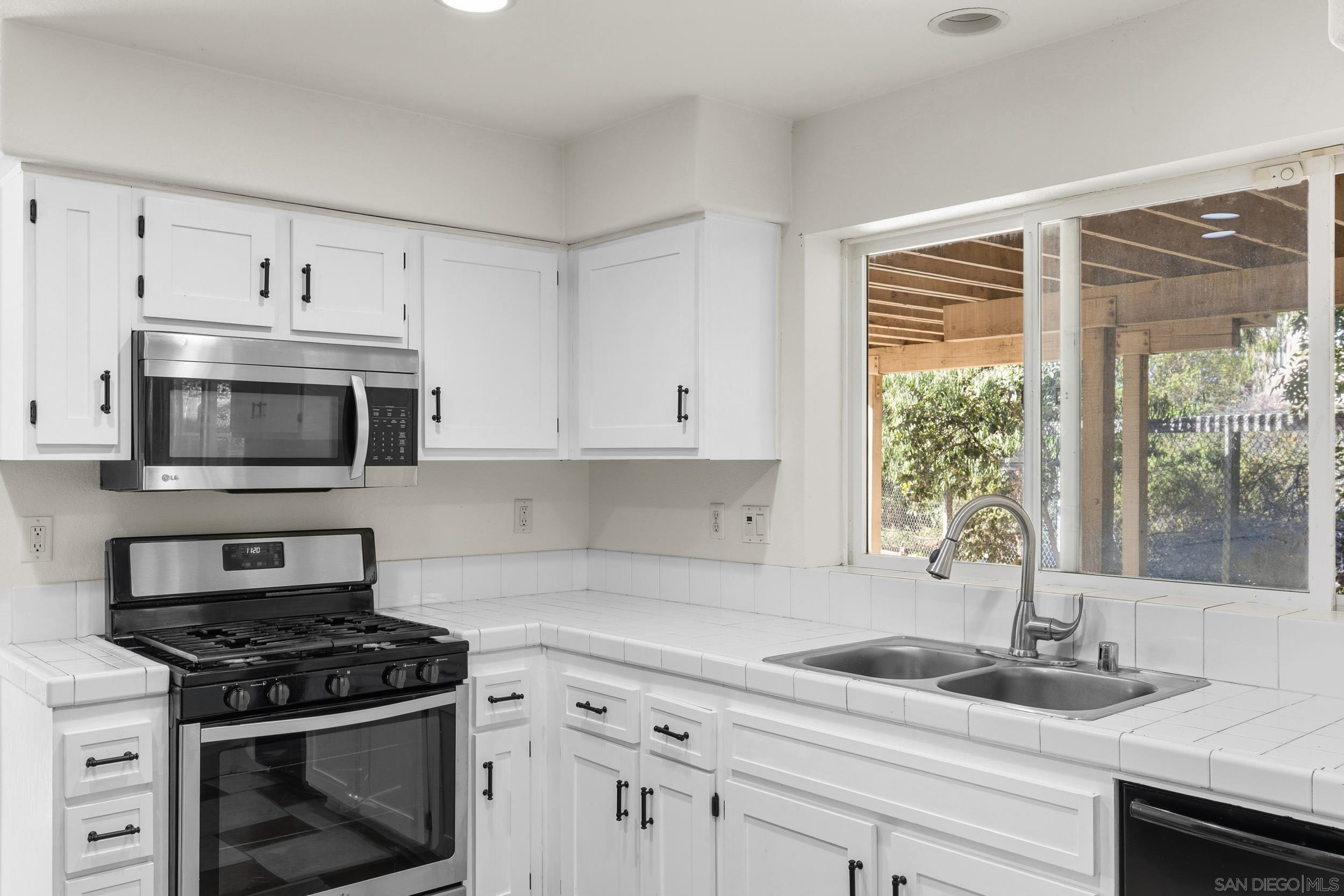 Detail Gallery Image 10 of 42 For 609  Jacks Creek Road, Escondido,  CA 92027 - 4 Beds | 2/1 Baths