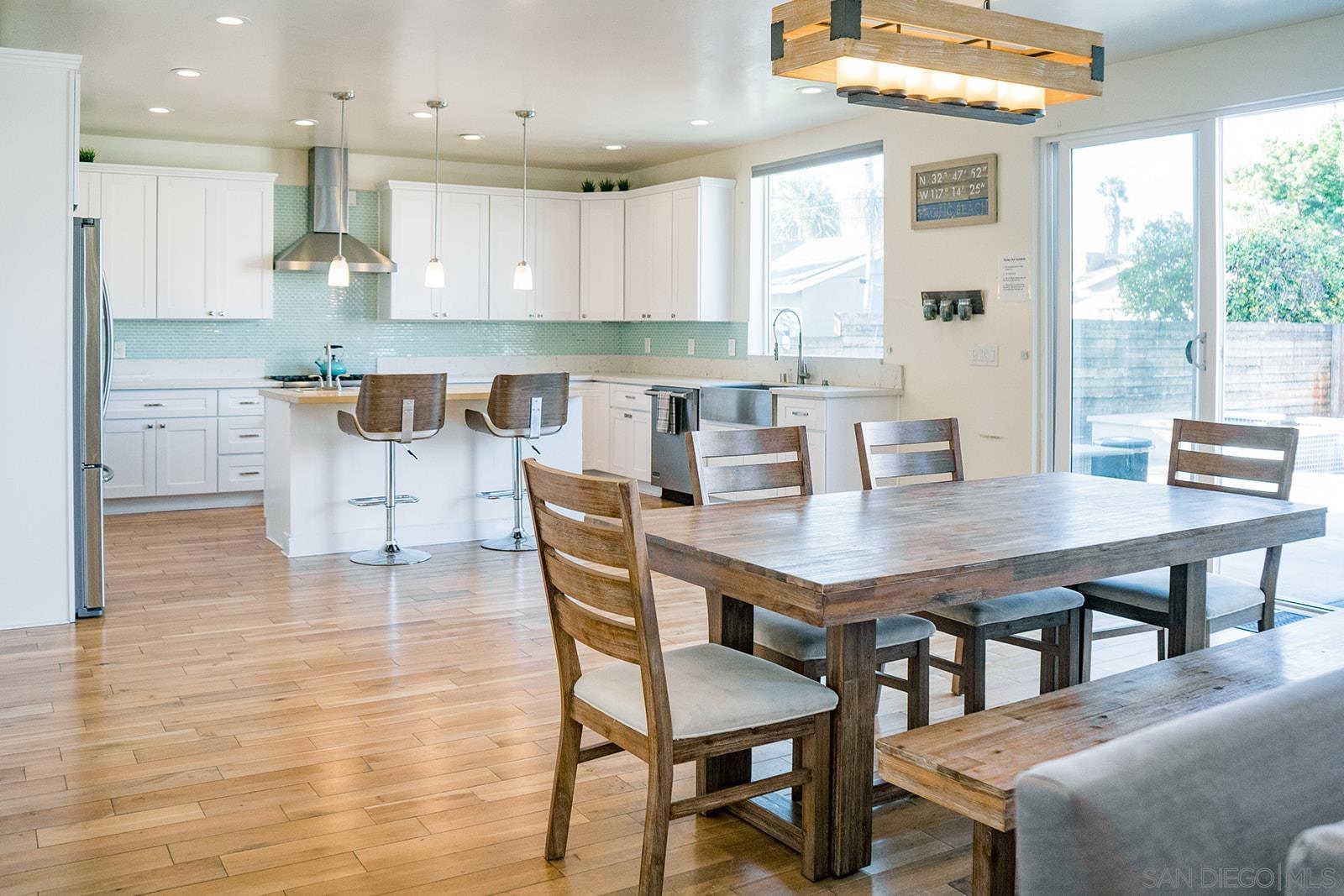 Detail Gallery Image 17 of 19 For 1220  Emerald St, San Diego,  CA 92109 - 5 Beds | 4 Baths