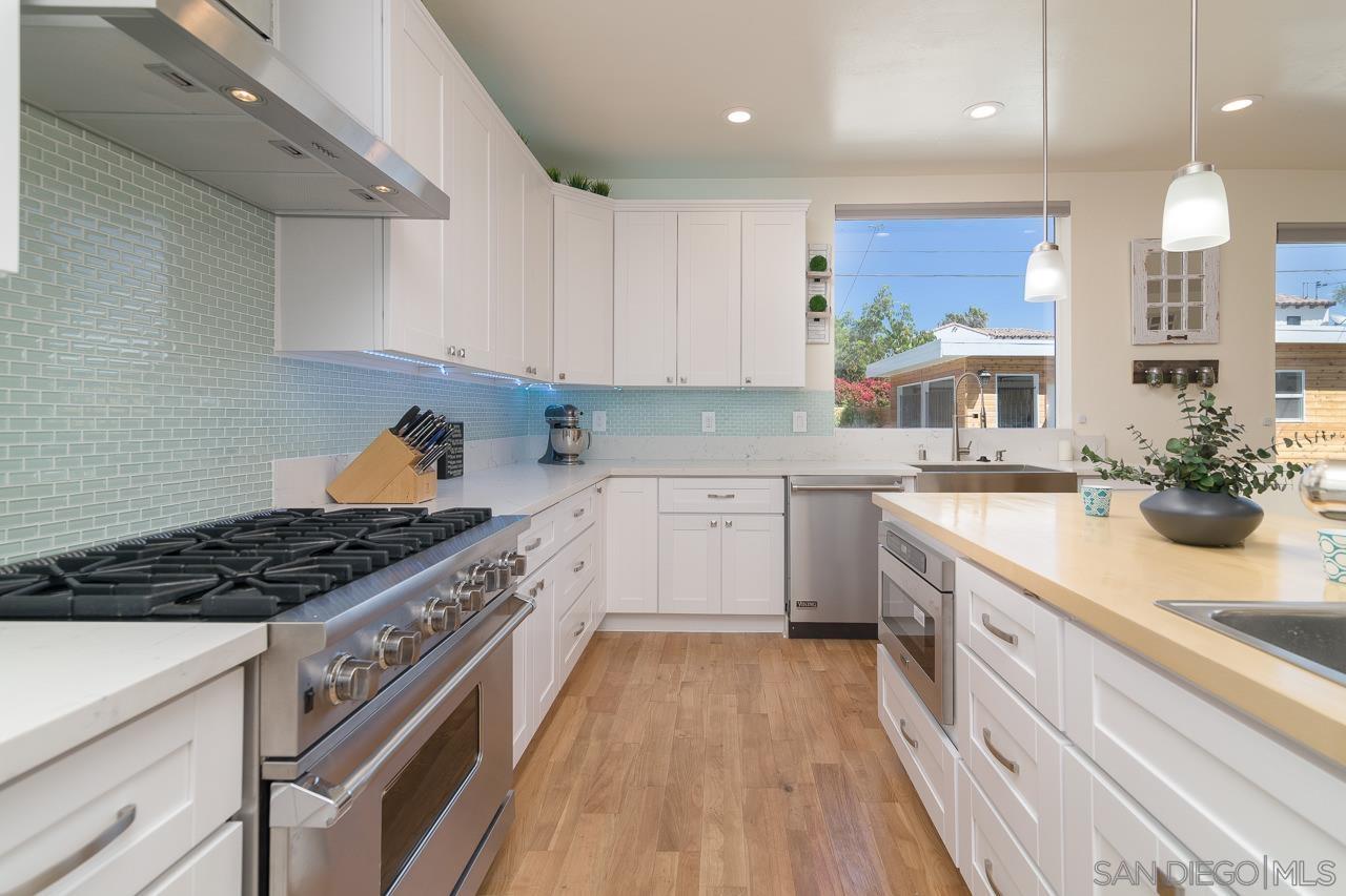 Detail Gallery Image 4 of 19 For 1220  Emerald St, San Diego,  CA 92109 - 5 Beds | 4 Baths