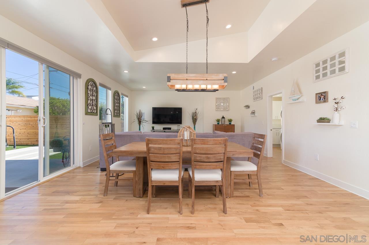 Detail Gallery Image 5 of 19 For 1220  Emerald St, San Diego,  CA 92109 - 5 Beds | 4 Baths