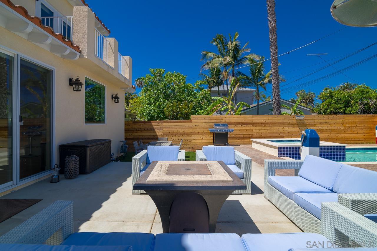 Detail Gallery Image 9 of 19 For 1220  Emerald St, San Diego,  CA 92109 - 5 Beds | 4 Baths