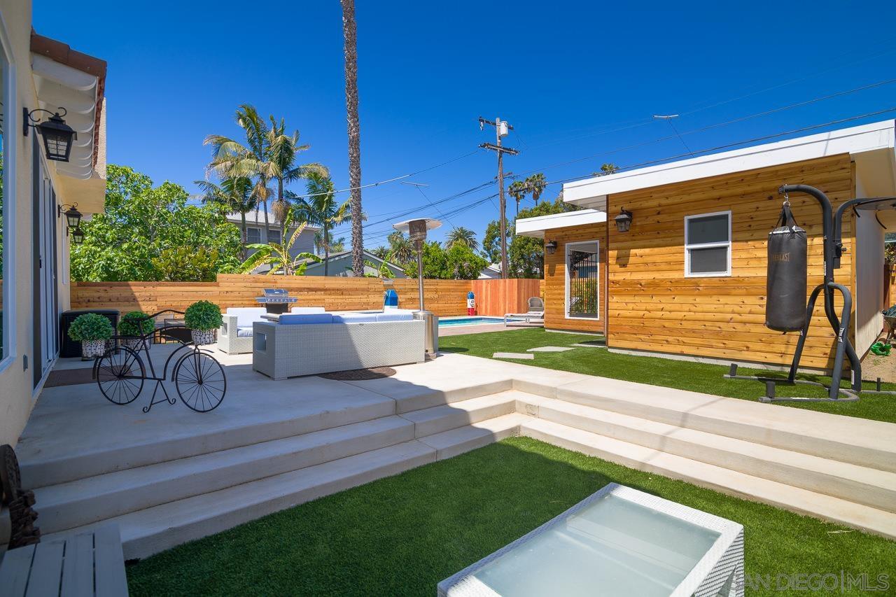 Detail Gallery Image 10 of 19 For 1220  Emerald St, San Diego,  CA 92109 - 5 Beds | 4 Baths