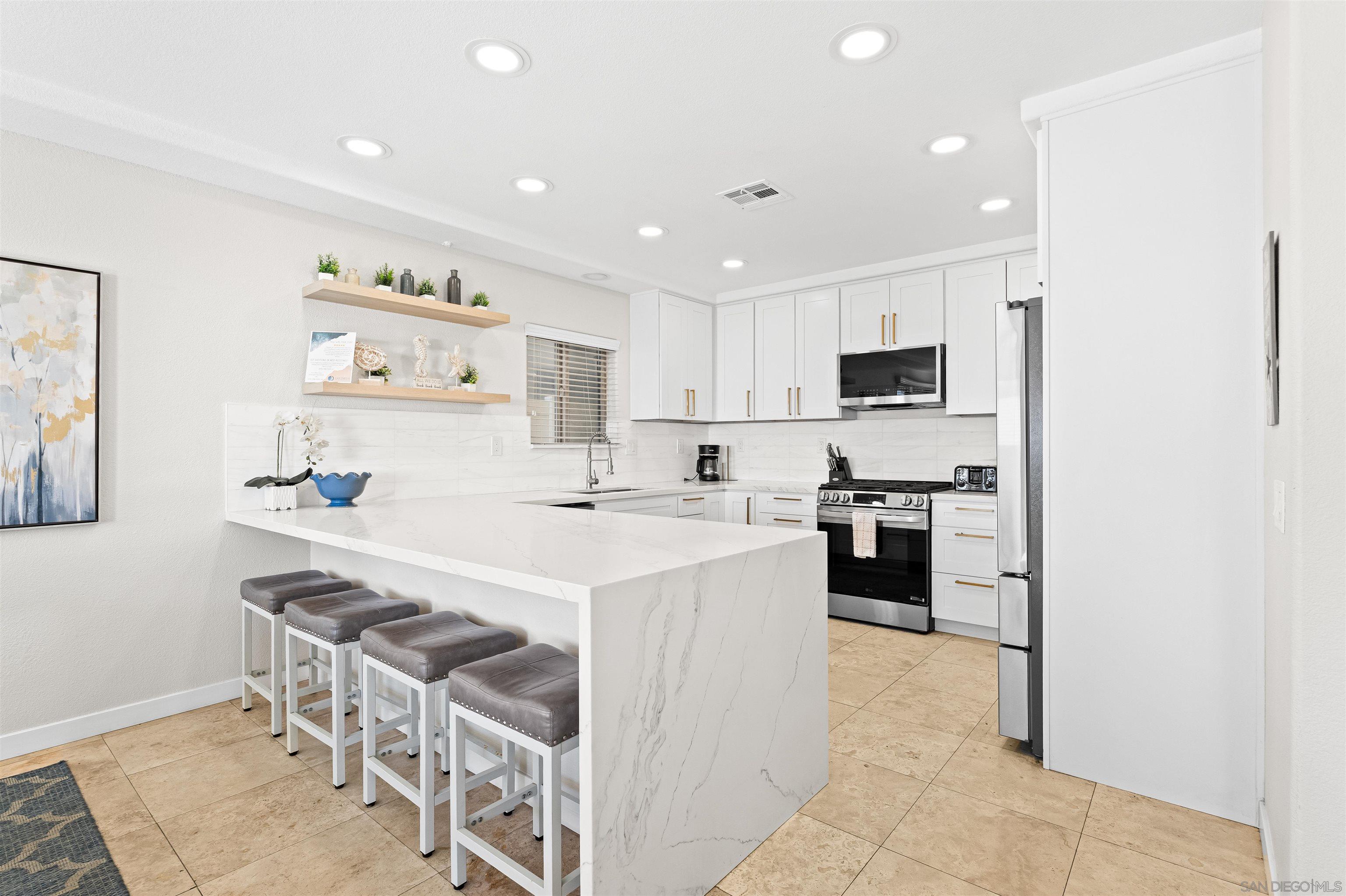 Detail Gallery Image 21 of 52 For 3537  Ocean Front Walk, San Diego,  CA 92109 - 3 Beds | 2/1 Baths