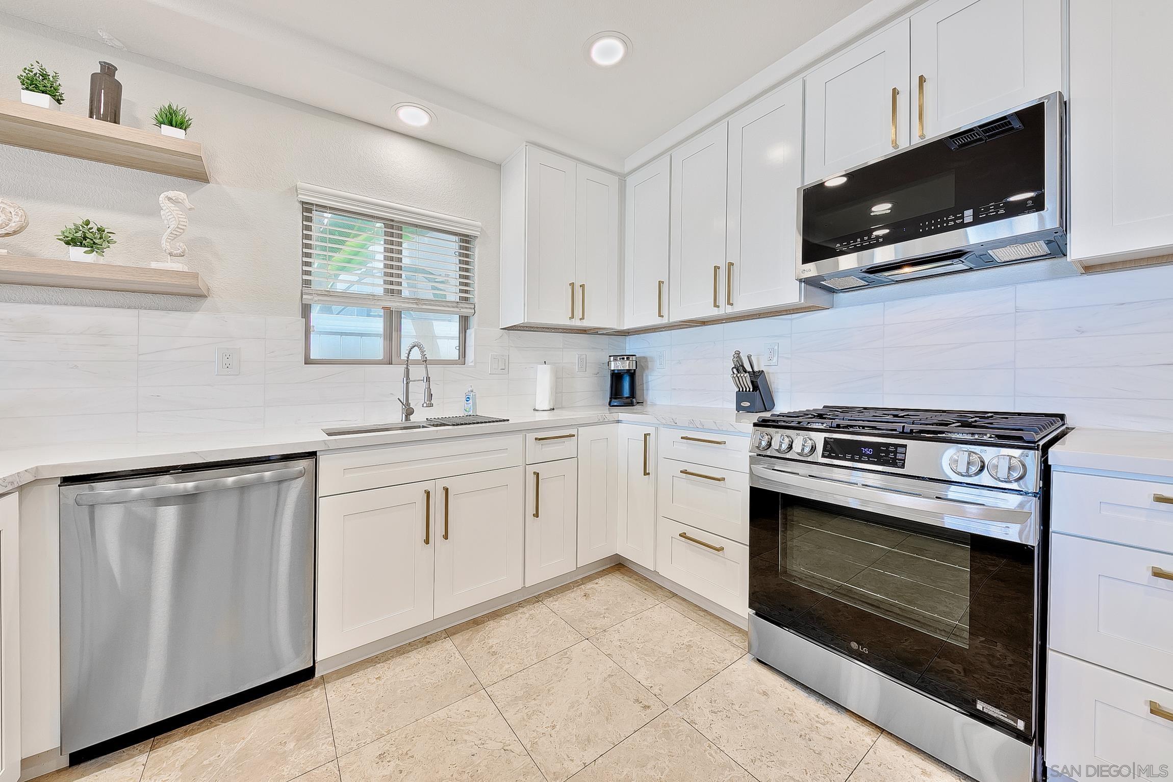 Detail Gallery Image 24 of 52 For 3537  Ocean Front Walk, San Diego,  CA 92109 - 3 Beds | 2/1 Baths